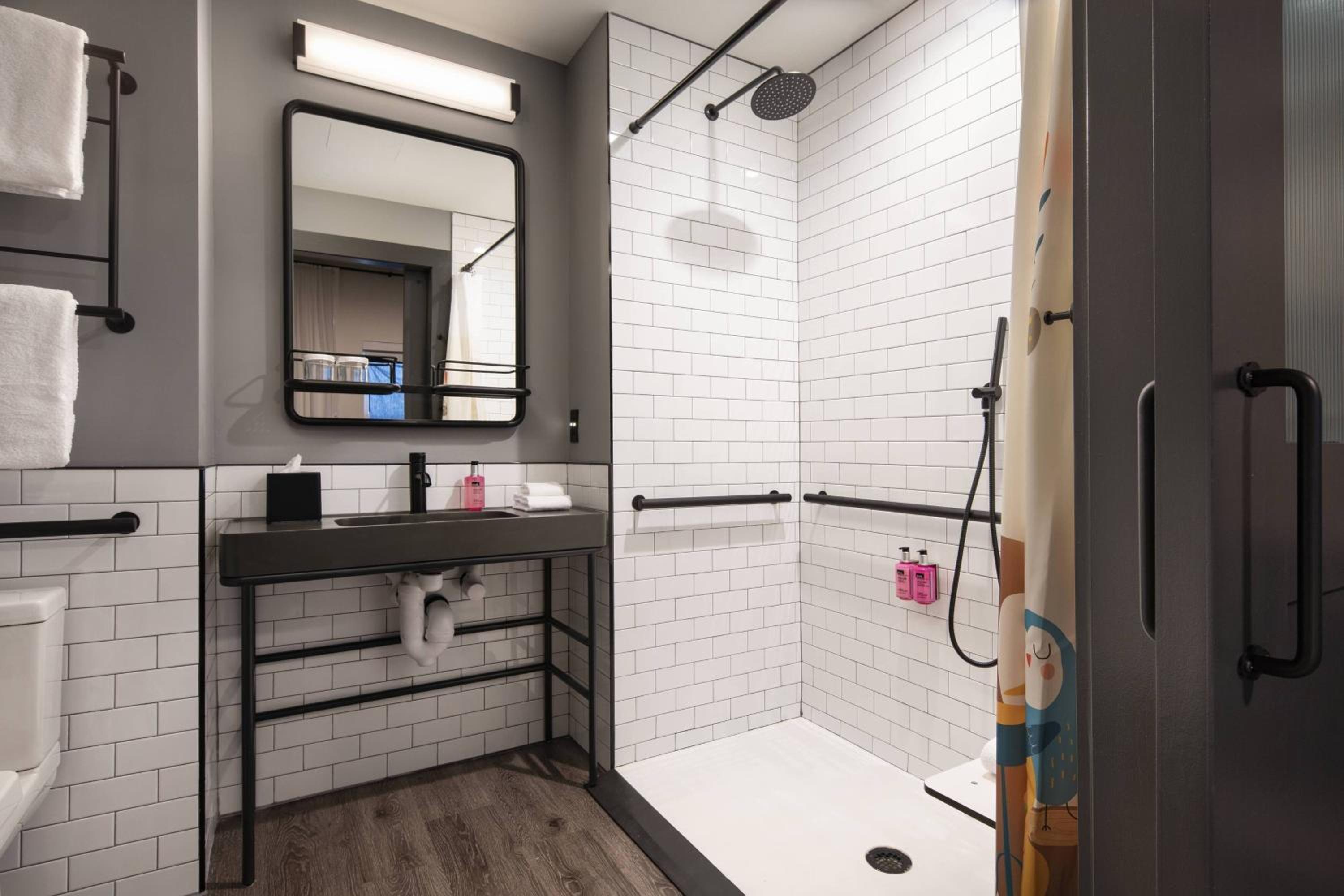 King Room with Roll-In Shower - Mobility Accessible - Photo 8