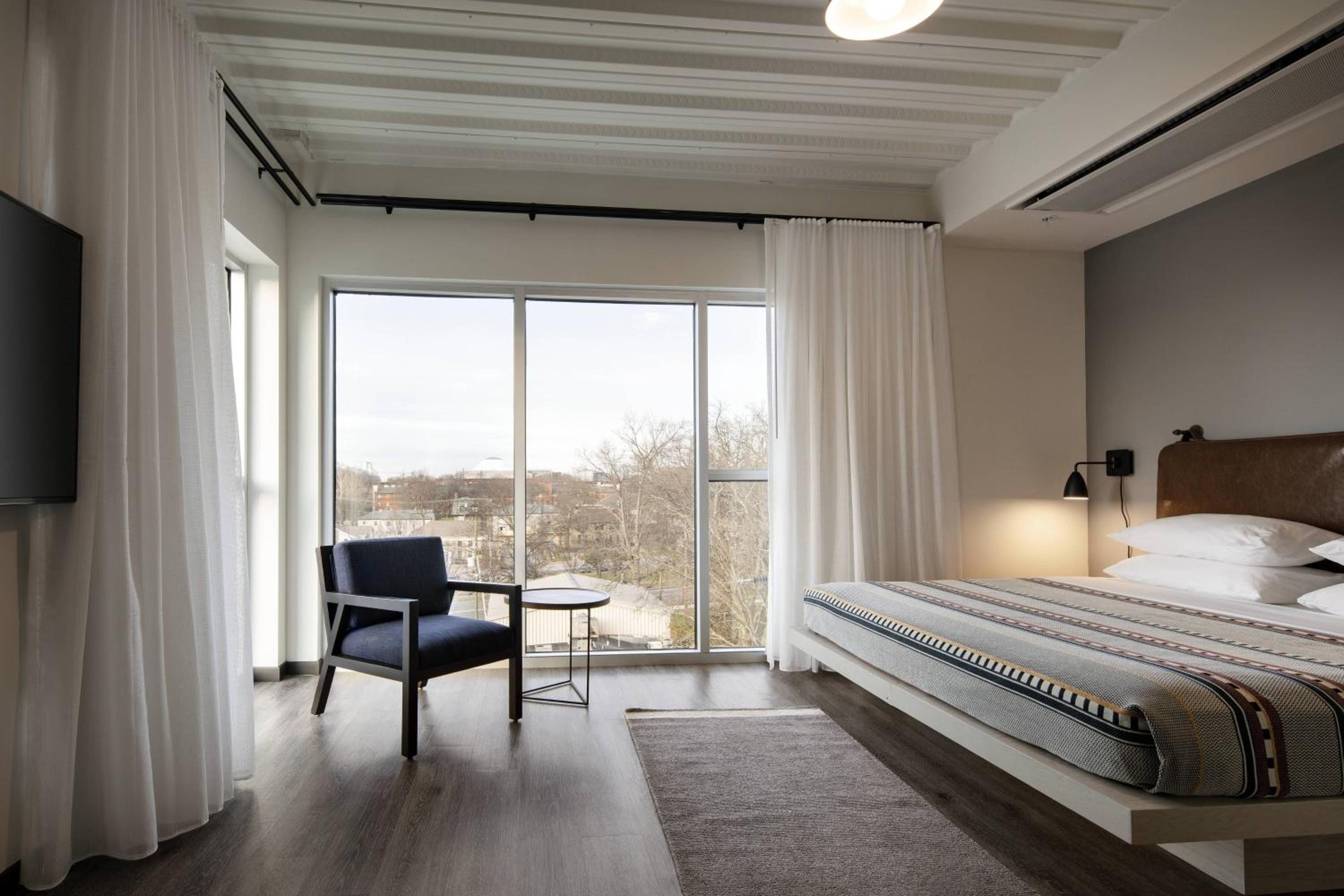 King Suite with Bathtub and Transfer Shower - Mobility Access - Photo 2