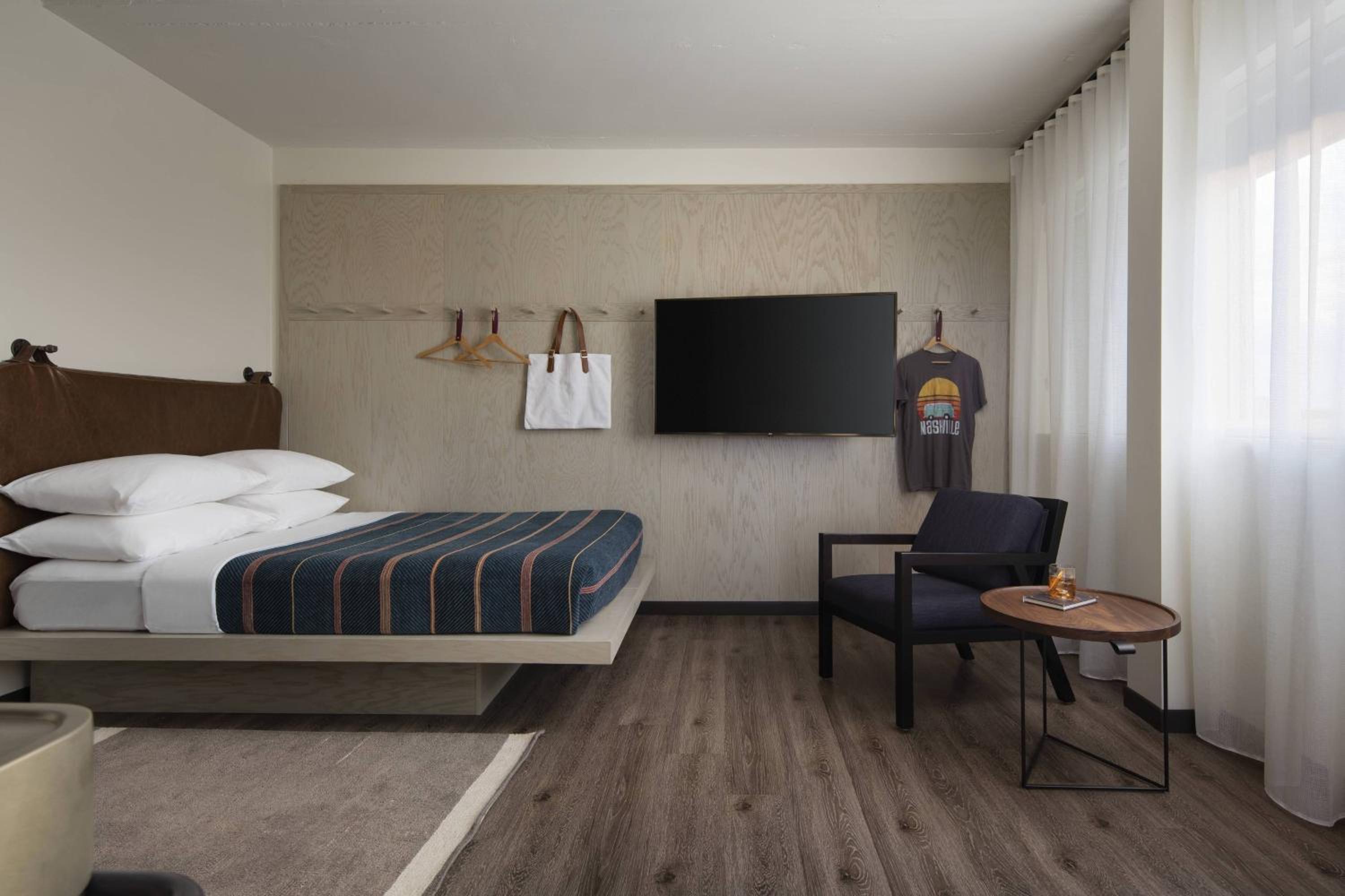 King Suite with Bathtub and Transfer Shower - Mobility Access - Photo 1