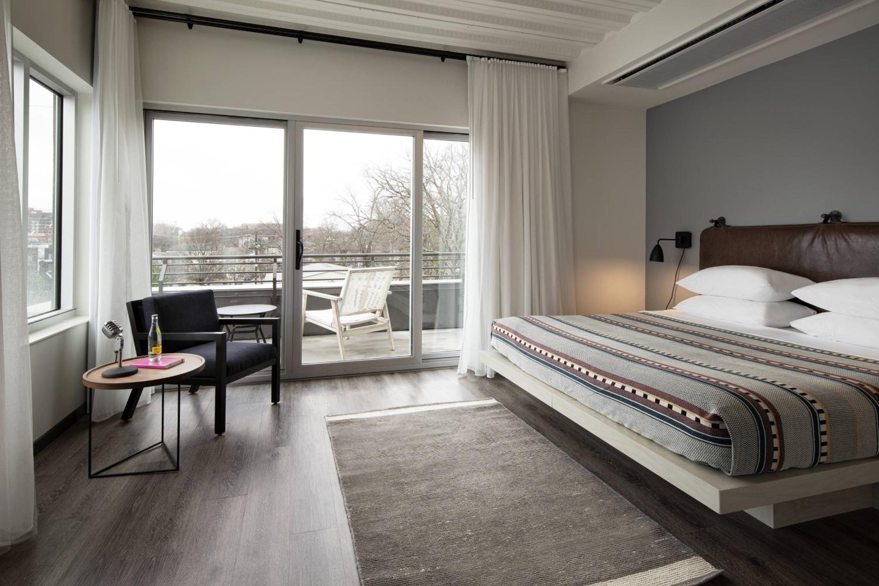 King Suite with Balcony, Bathtub and Transfer Shower - Mobility Access - Photo 1