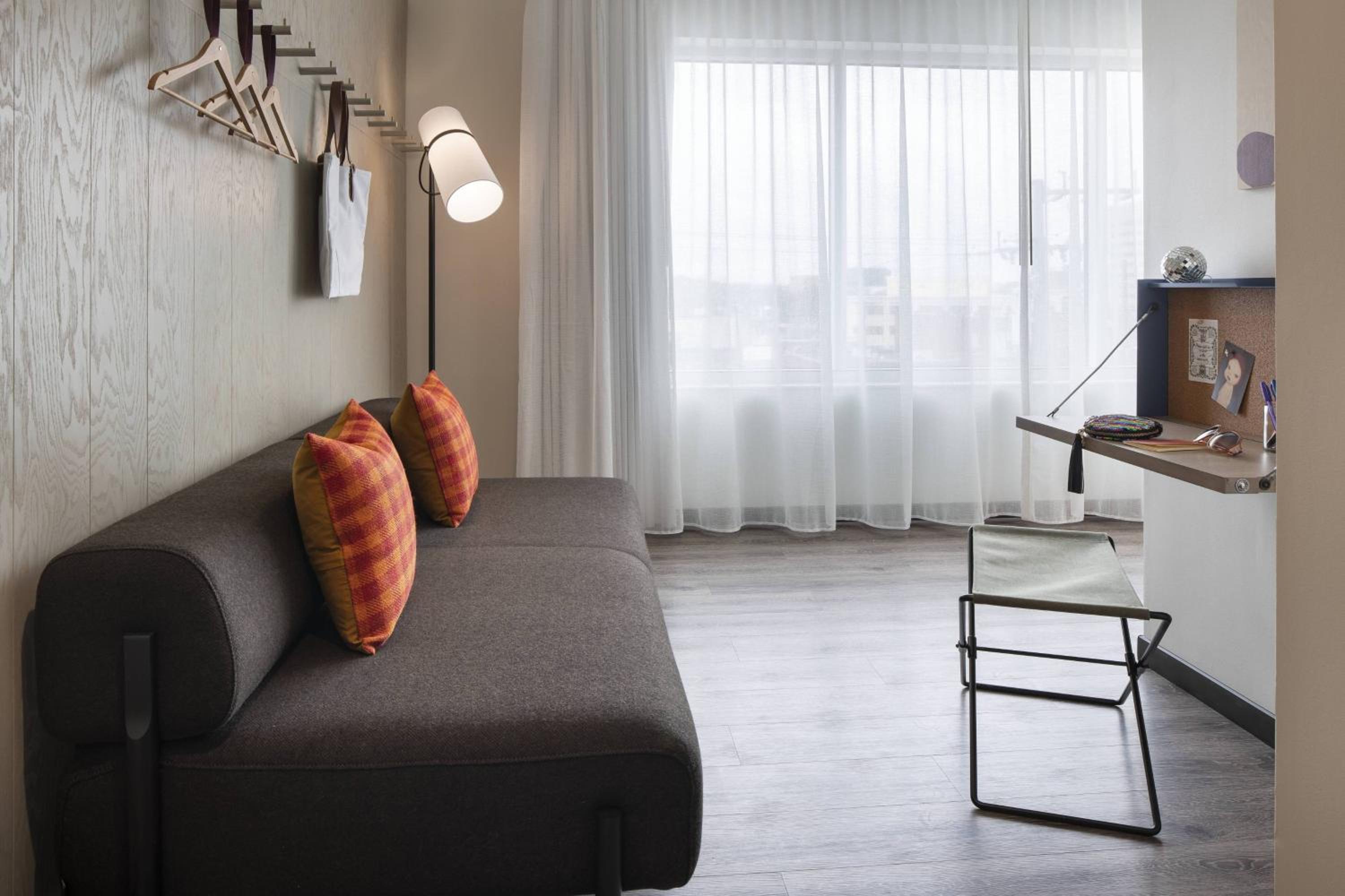 King Suite with Balcony, Bathtub and Transfer Shower - Mobility Access - Photo 2