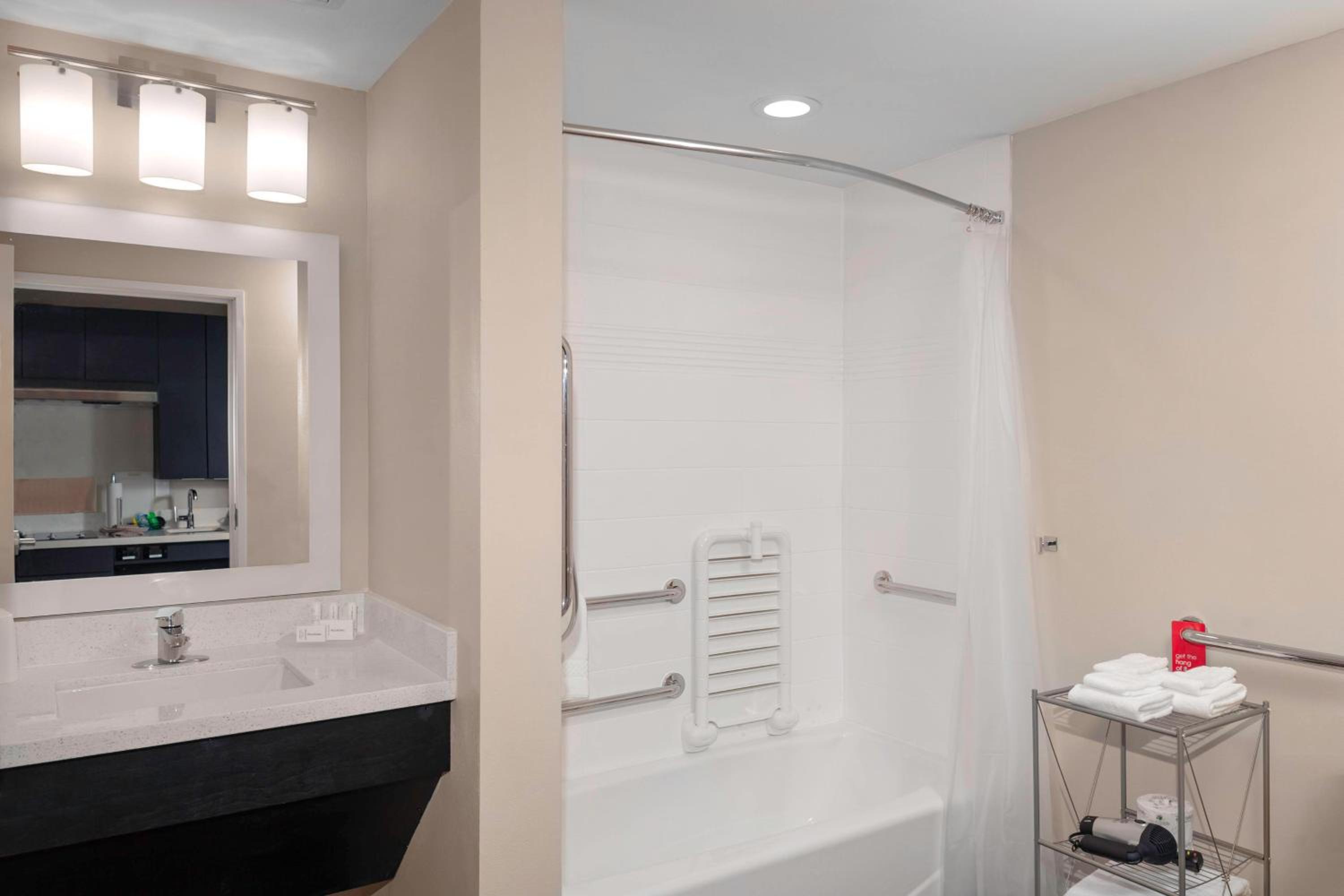 Queen Studio with Adapted Tub - Mobility Accessible photo 1