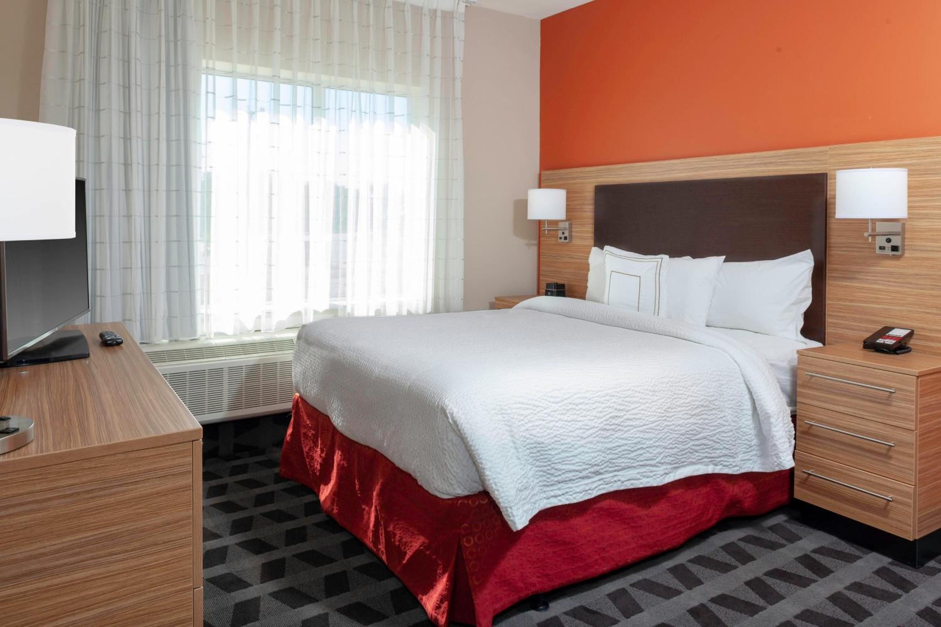 One-Bedroom Queen Suite with Private Sofa Bed - Mobility Accessible with Roll-In Shower photo 1