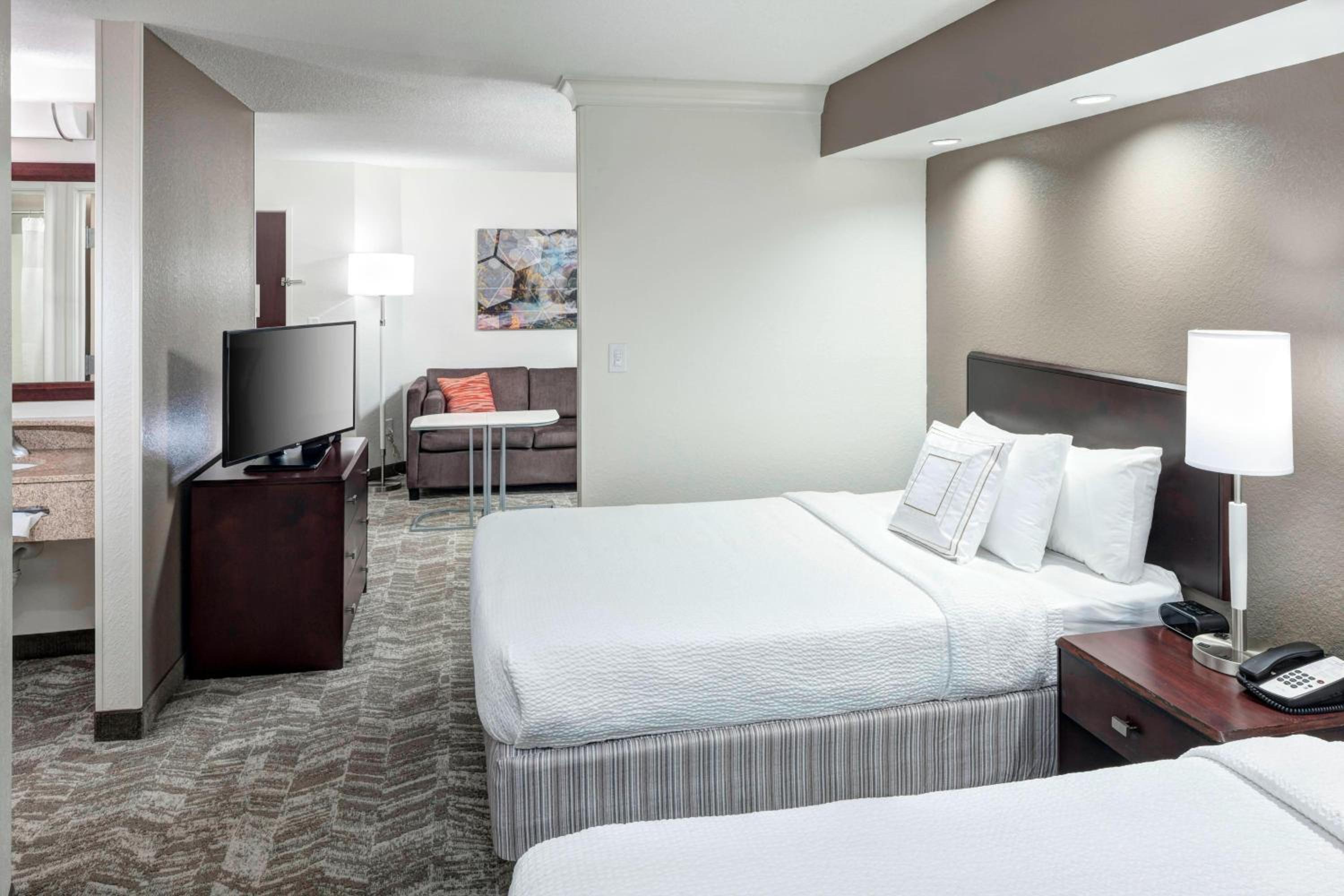 One-Bedroom Suite with Two Double Beds and Trundle Sofa - Photo 2
