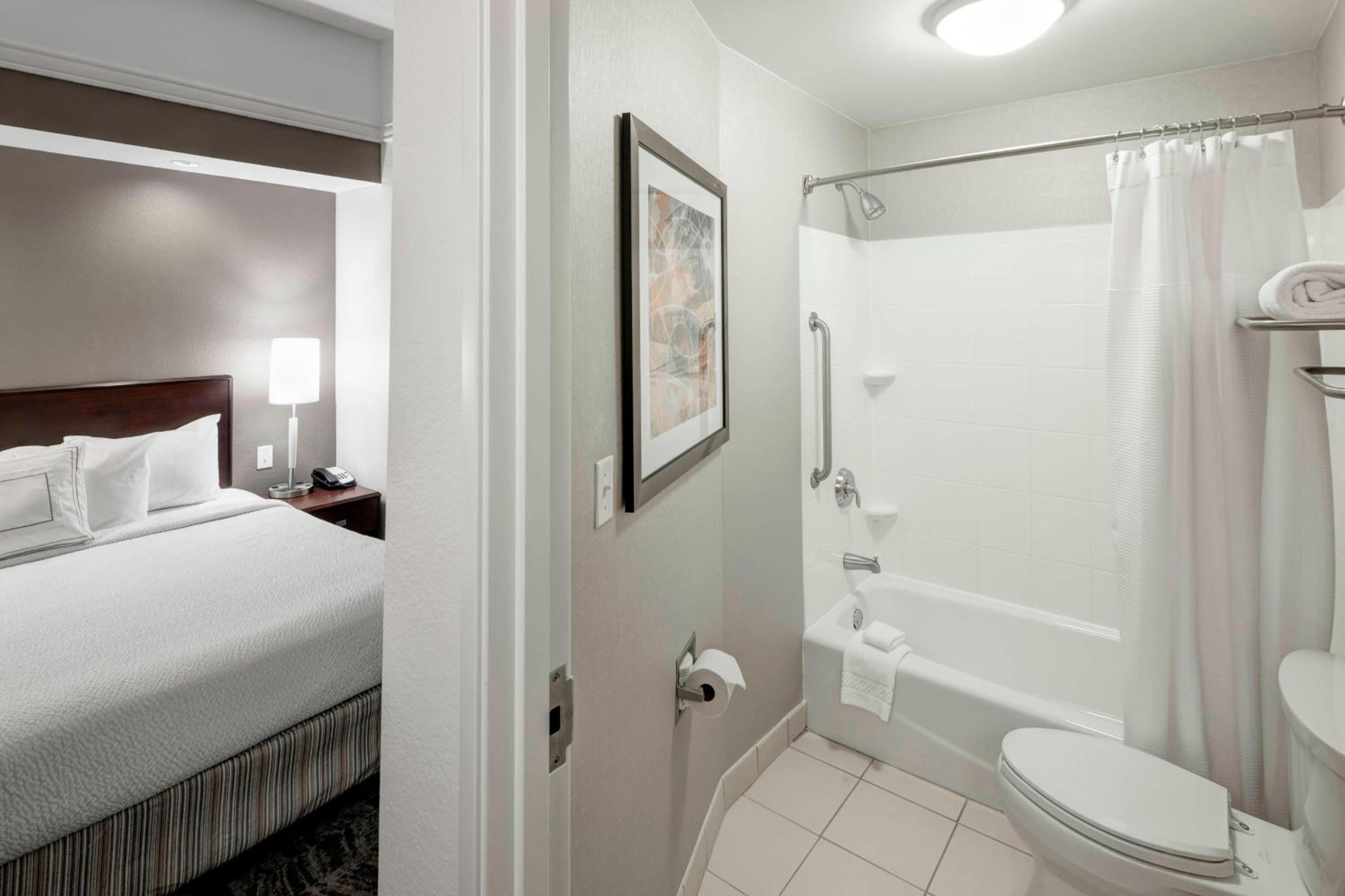 One-Bedroom King Suite with Trundle Sofa - Hearing Accessible - Photo 4