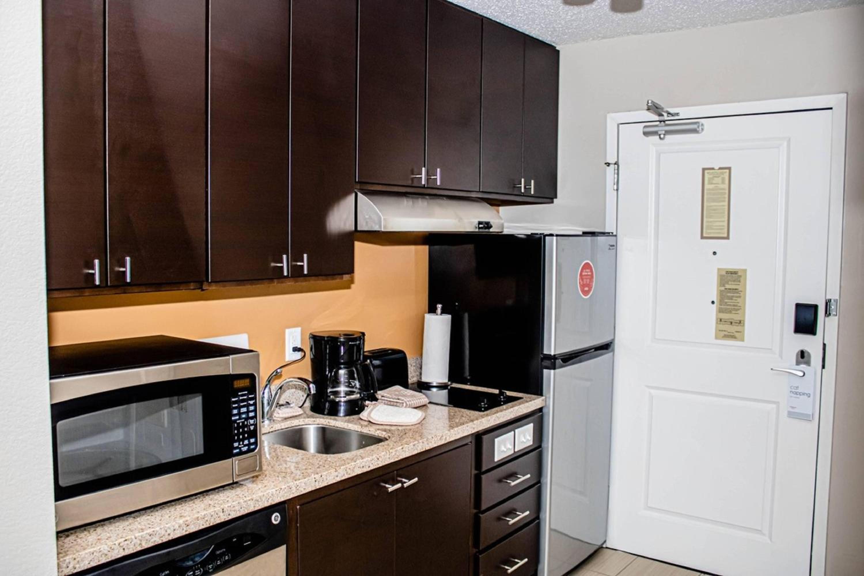 One-Bedroom Queen Suite with Sofa Bed - Hearing Accessible photo 3