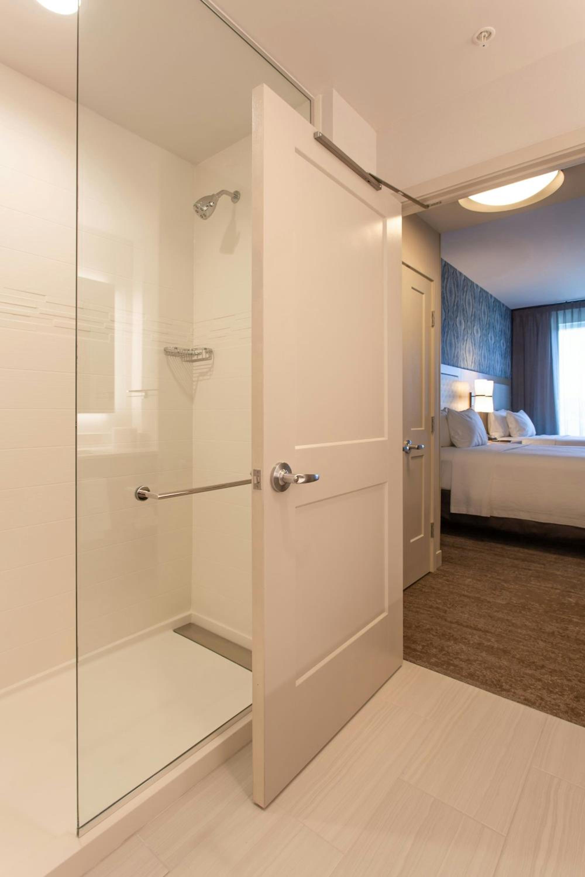 One-Bedroom Suite with Two Queen Beds and Roll-in Shower - Mobility Accessible