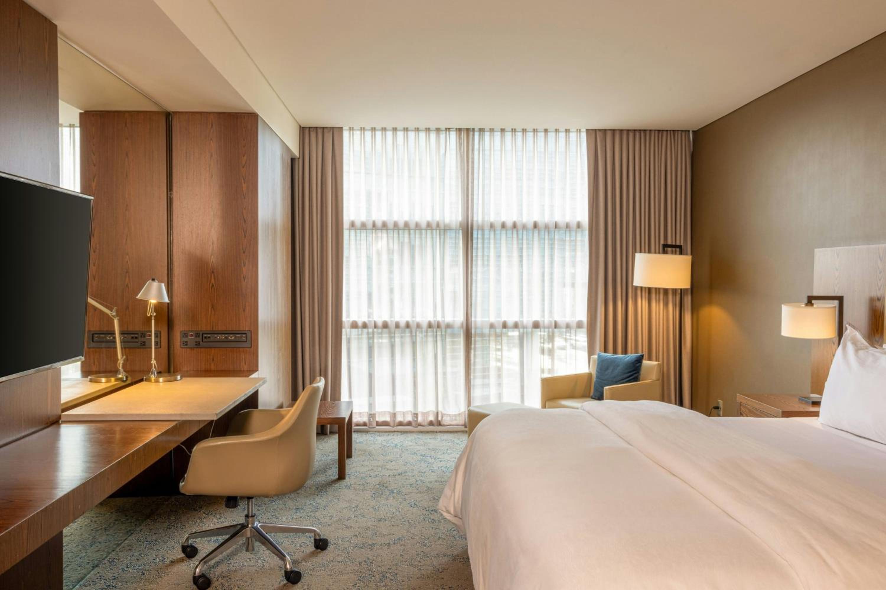 Deluxe King Room - Club Lounge Access - Photo 3