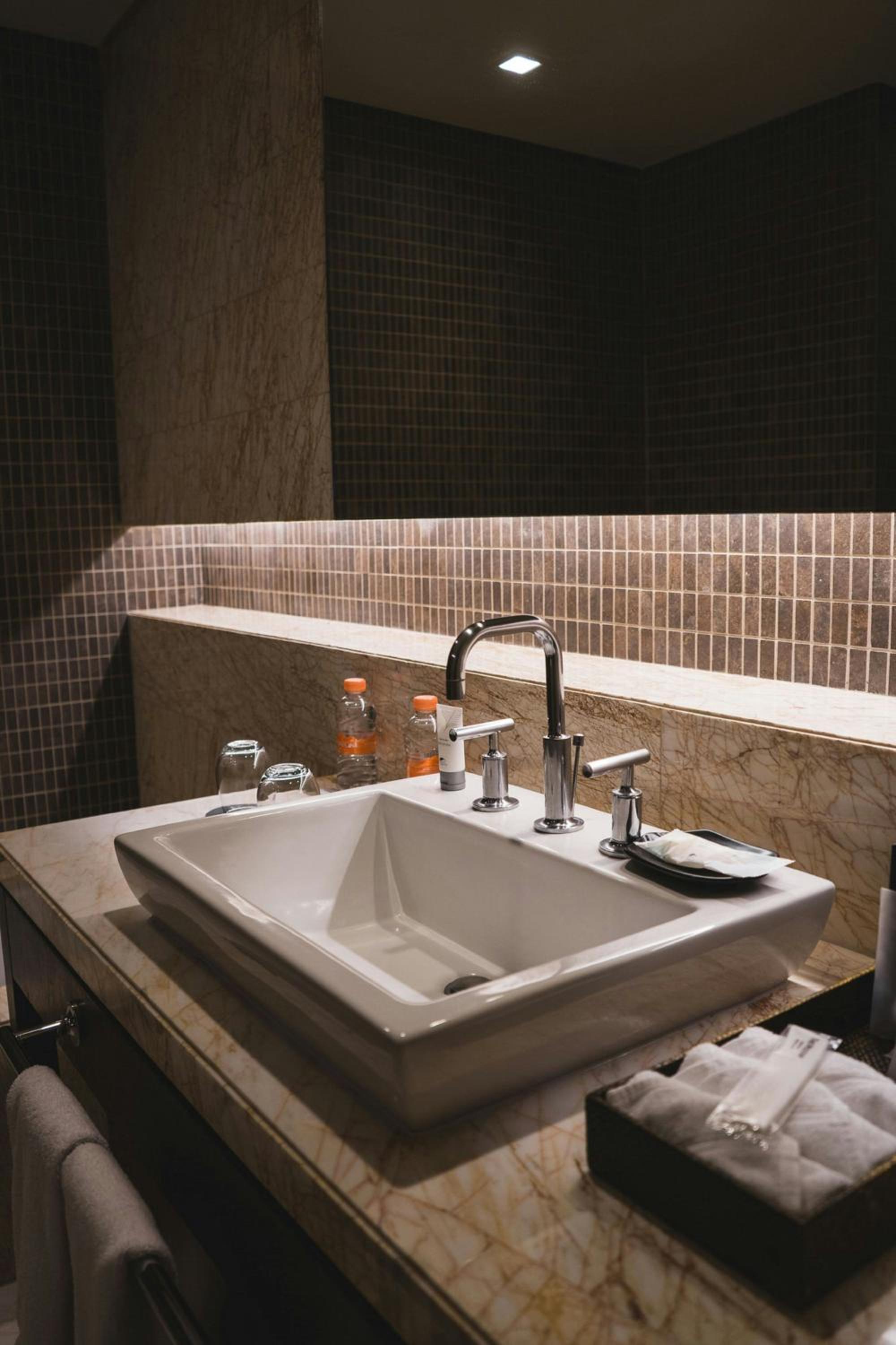 Deluxe King Room - Club Lounge Access - Photo 5