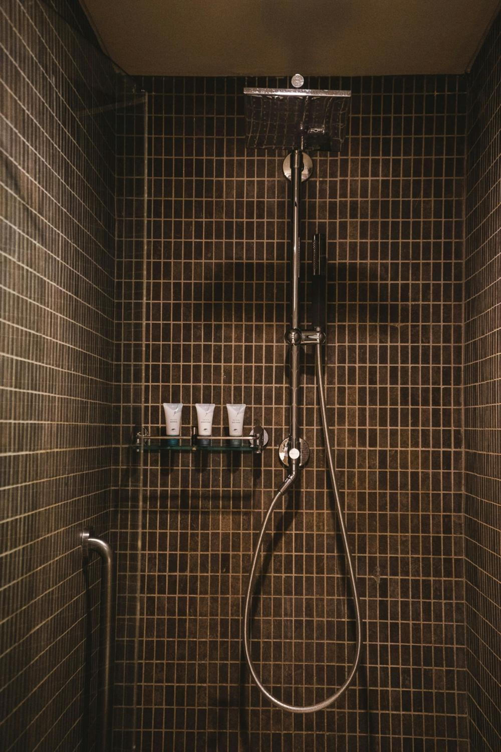 Deluxe King Room - Mobility Accessible with Shower