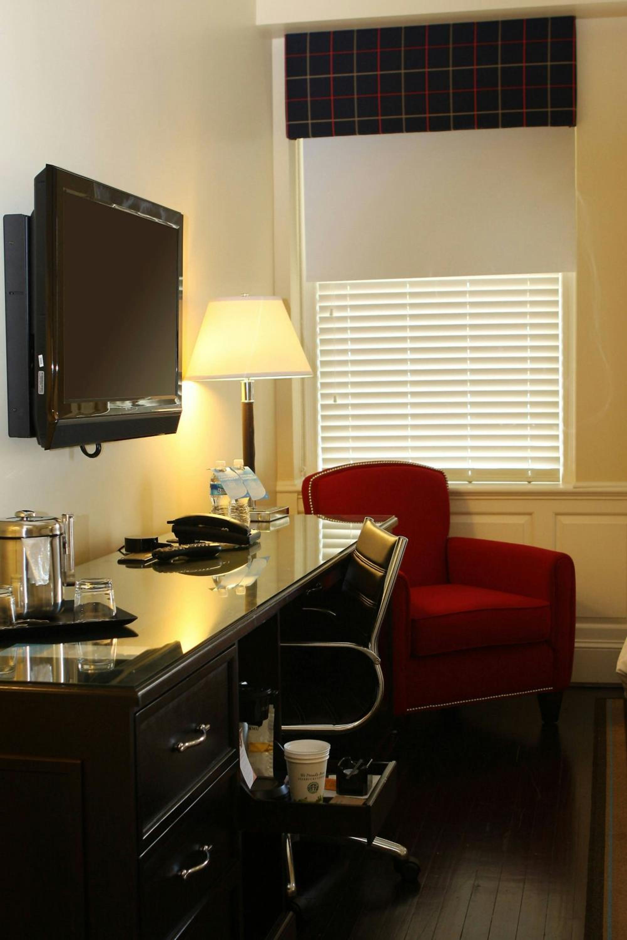 Club lounge access, Guest room, 1 King (Mobility &amp; Hearing Accessible w/ Roll-in Shower) - Photo 4