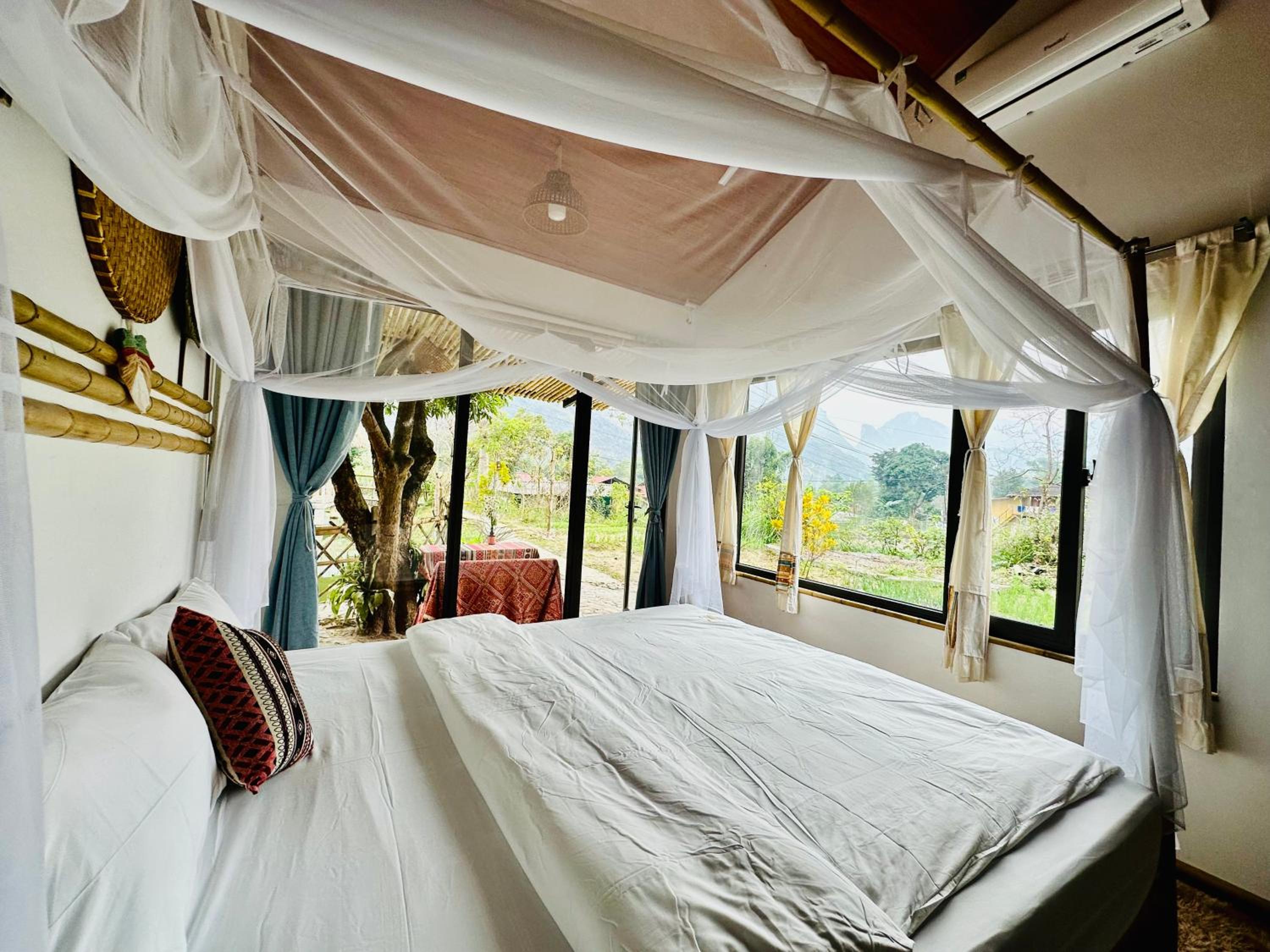 Deluxe Bungalow photo 2
