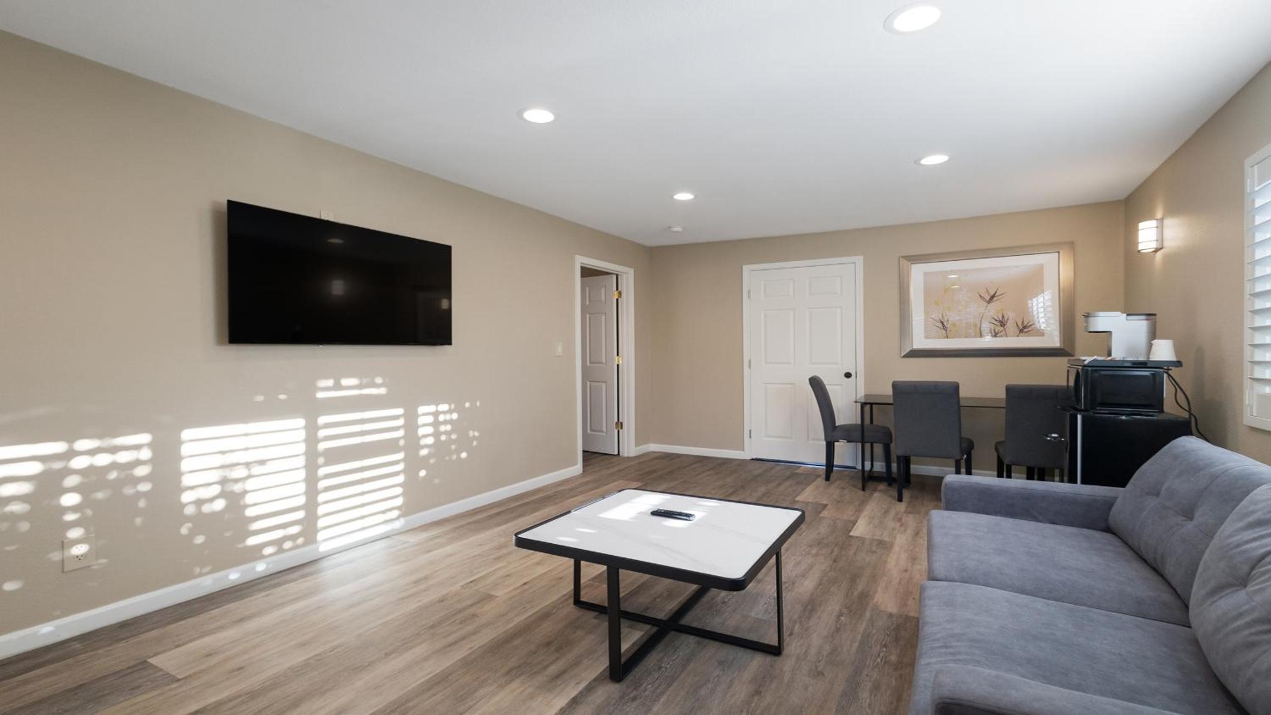 King Suite with Spa Bath - Photo 6