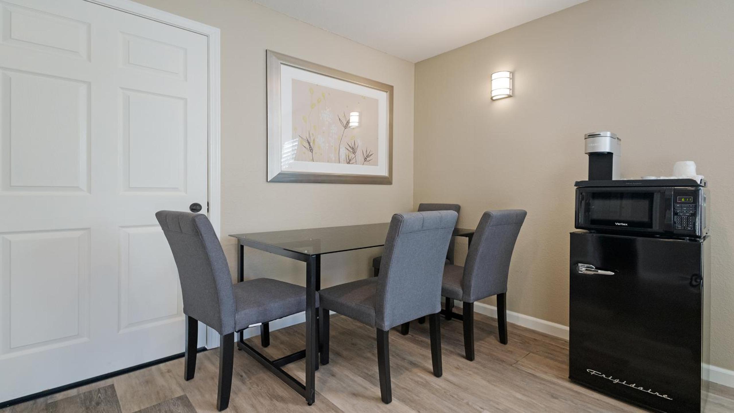 King Suite with Spa Bath - Photo 7
