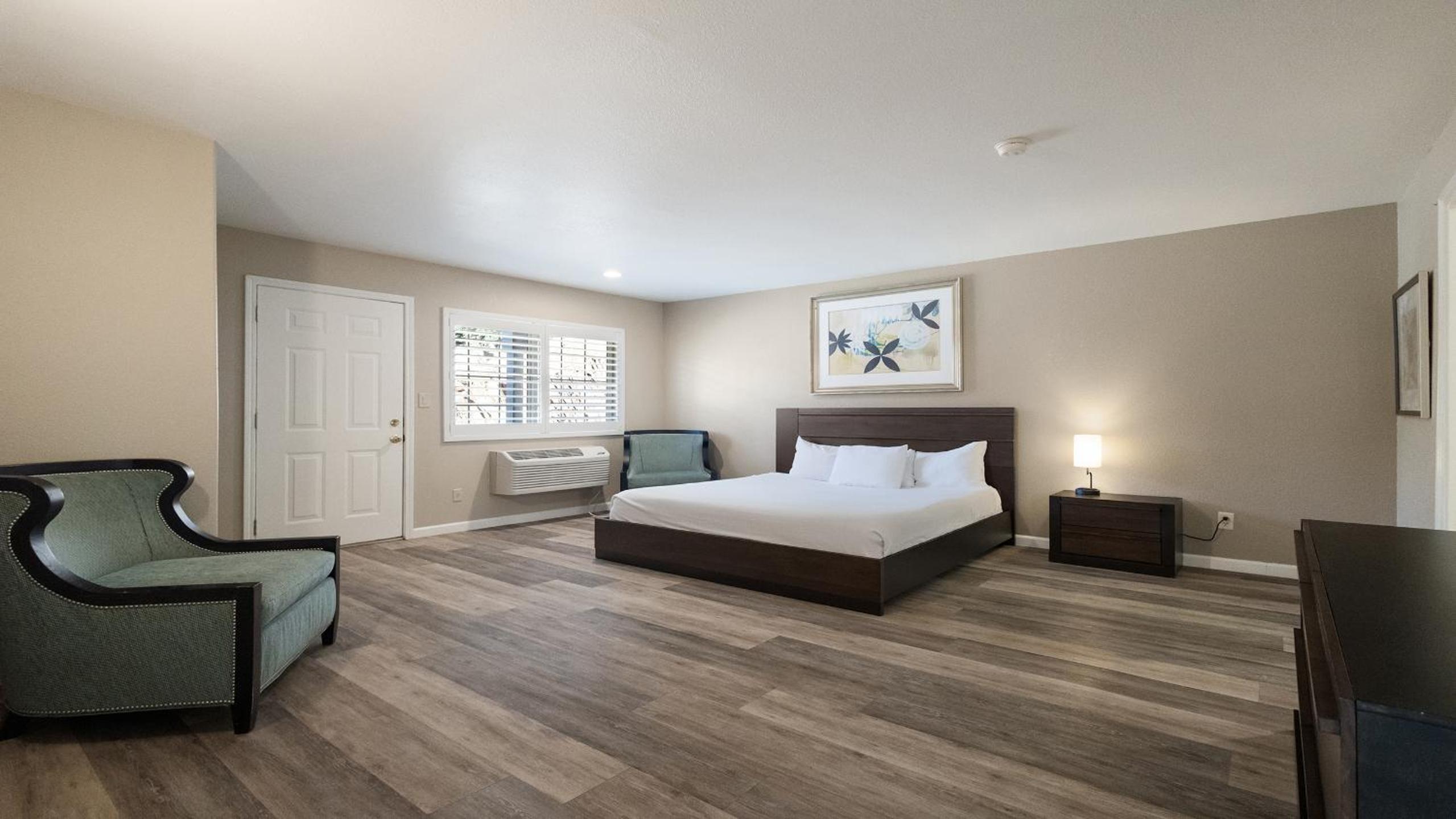 King Suite with Spa Bath - Photo 4