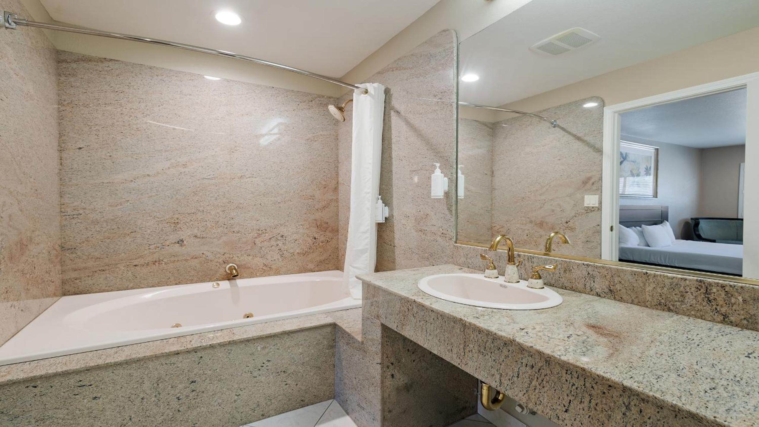 King Suite with Spa Bath - Photo 3