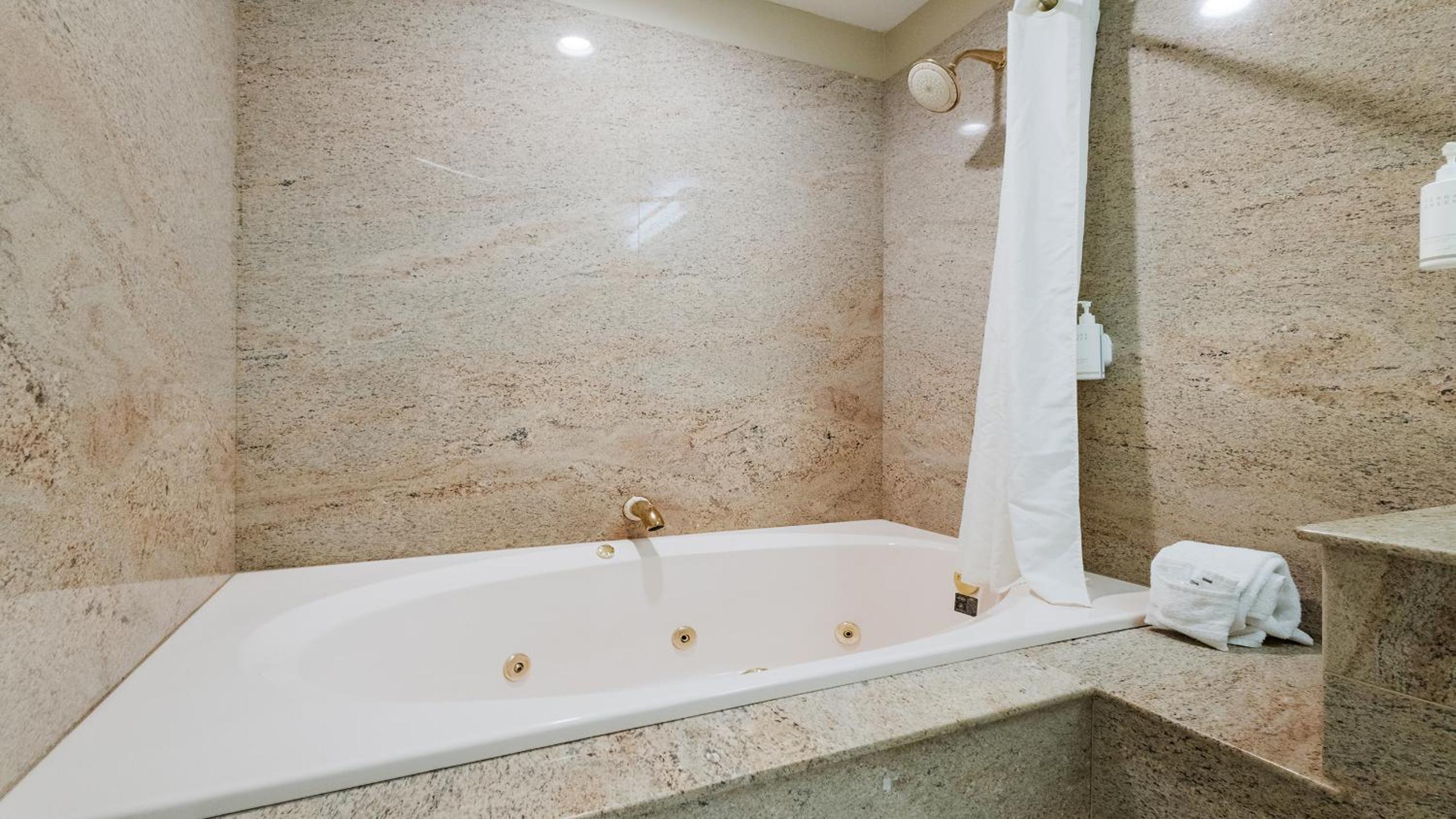 King Suite with Spa Bath - Photo 1