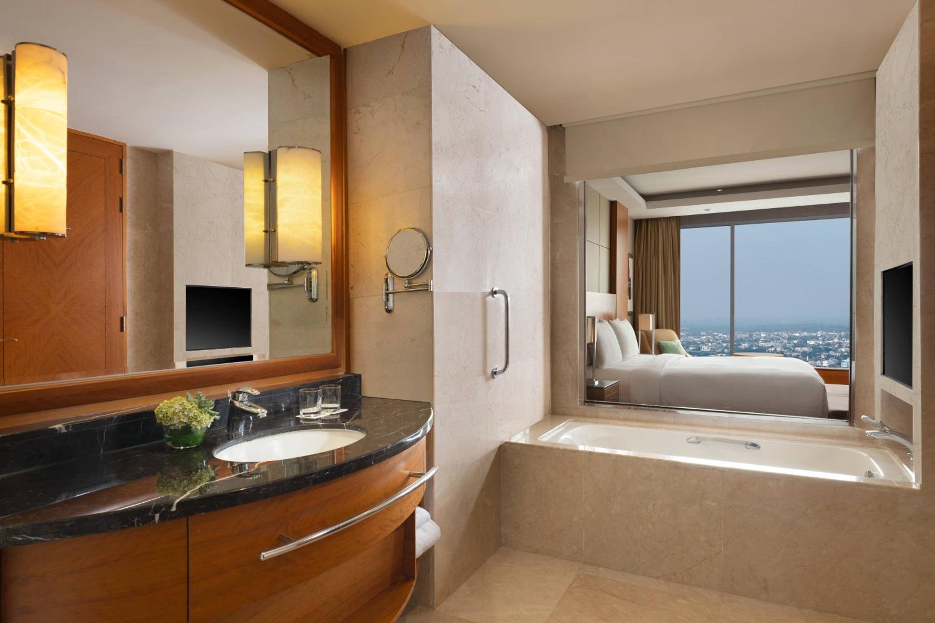 Junior King Suite photo 3