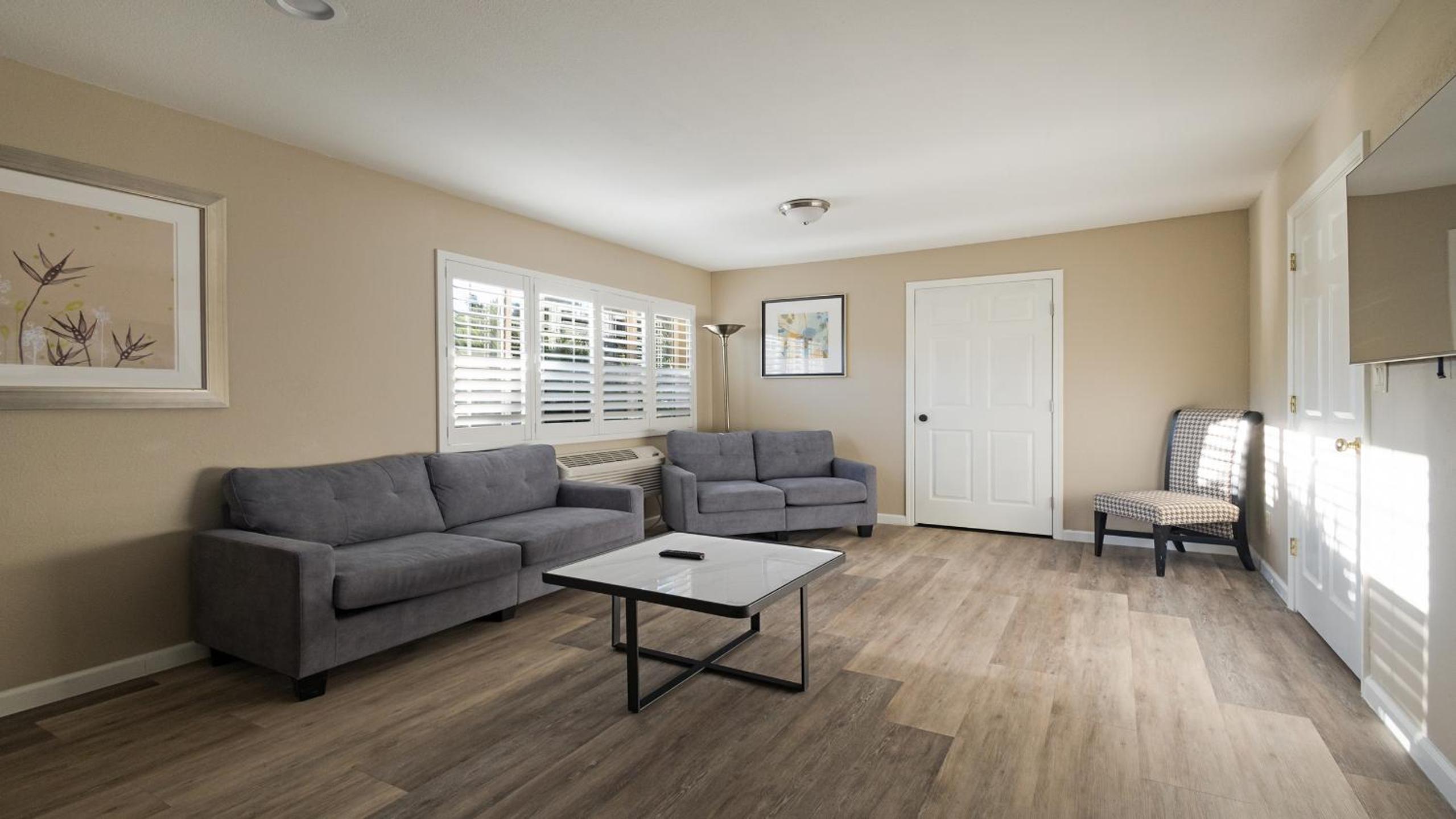 Executive Suite - Photo 6