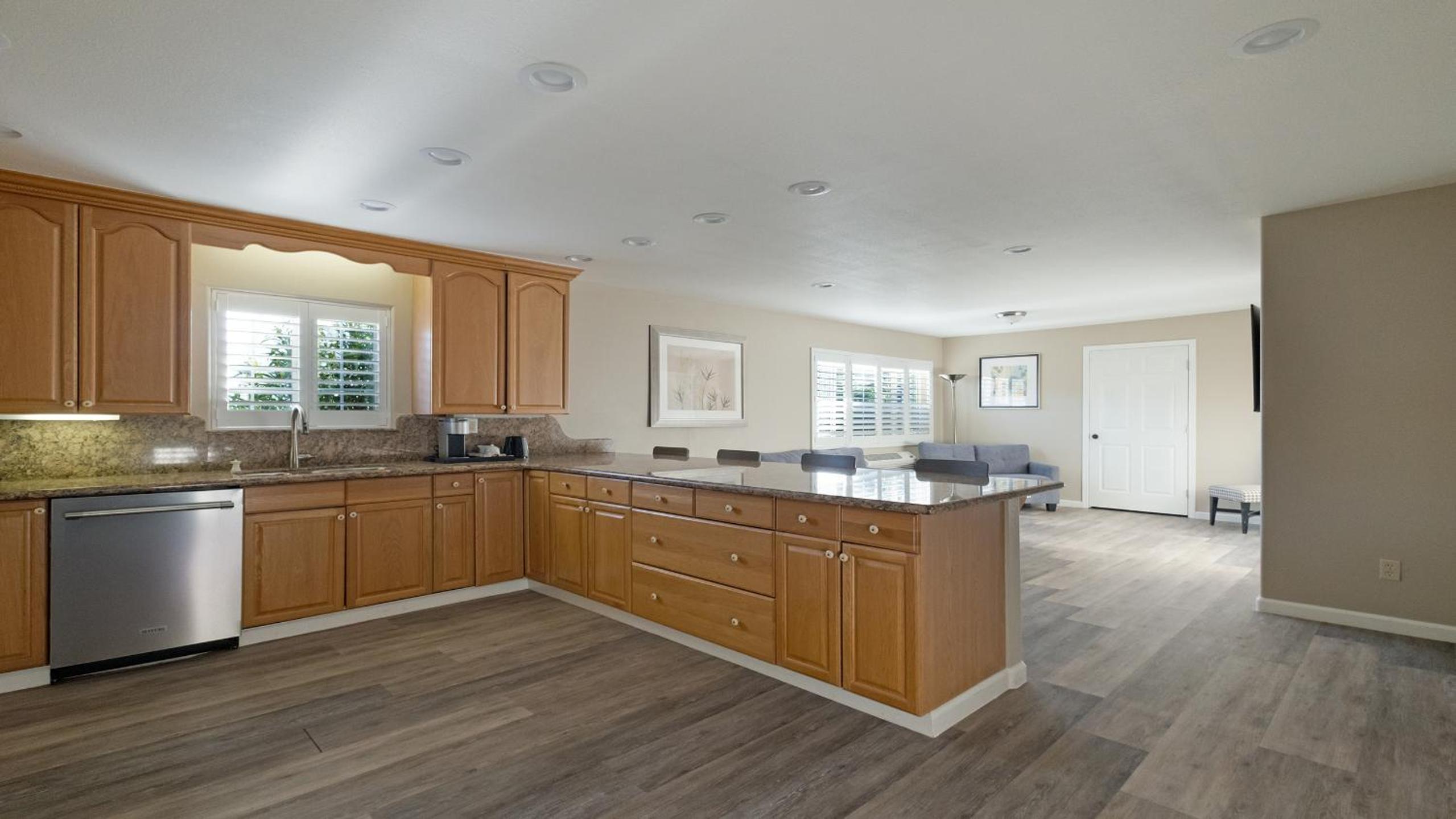 Executive Suite - Photo 3
