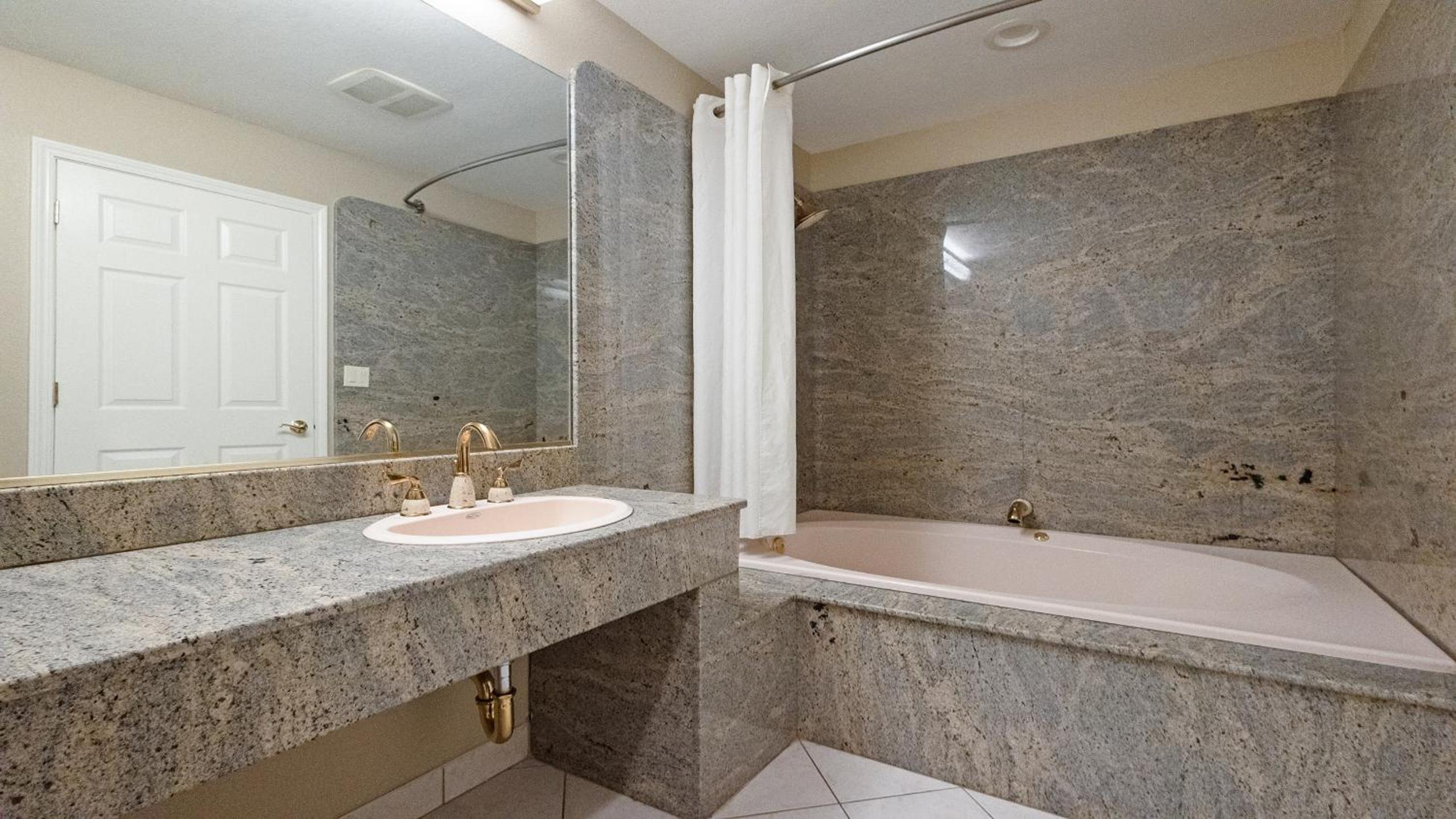 Executive Suite - Photo 2