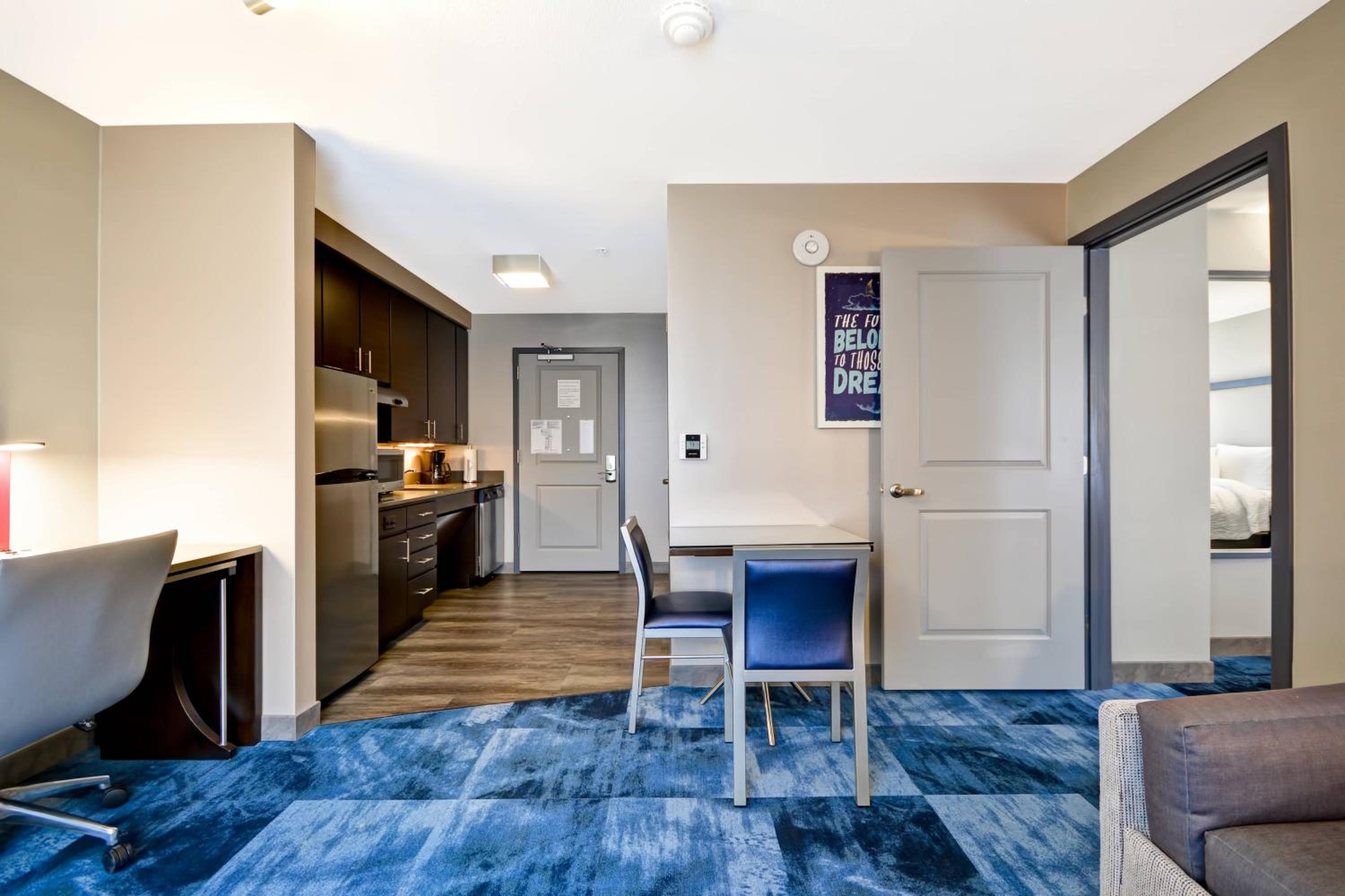 One-Bedroom Queen Suite with Sofa Bed and Adapted Tub - Mobility Accessible photo 2