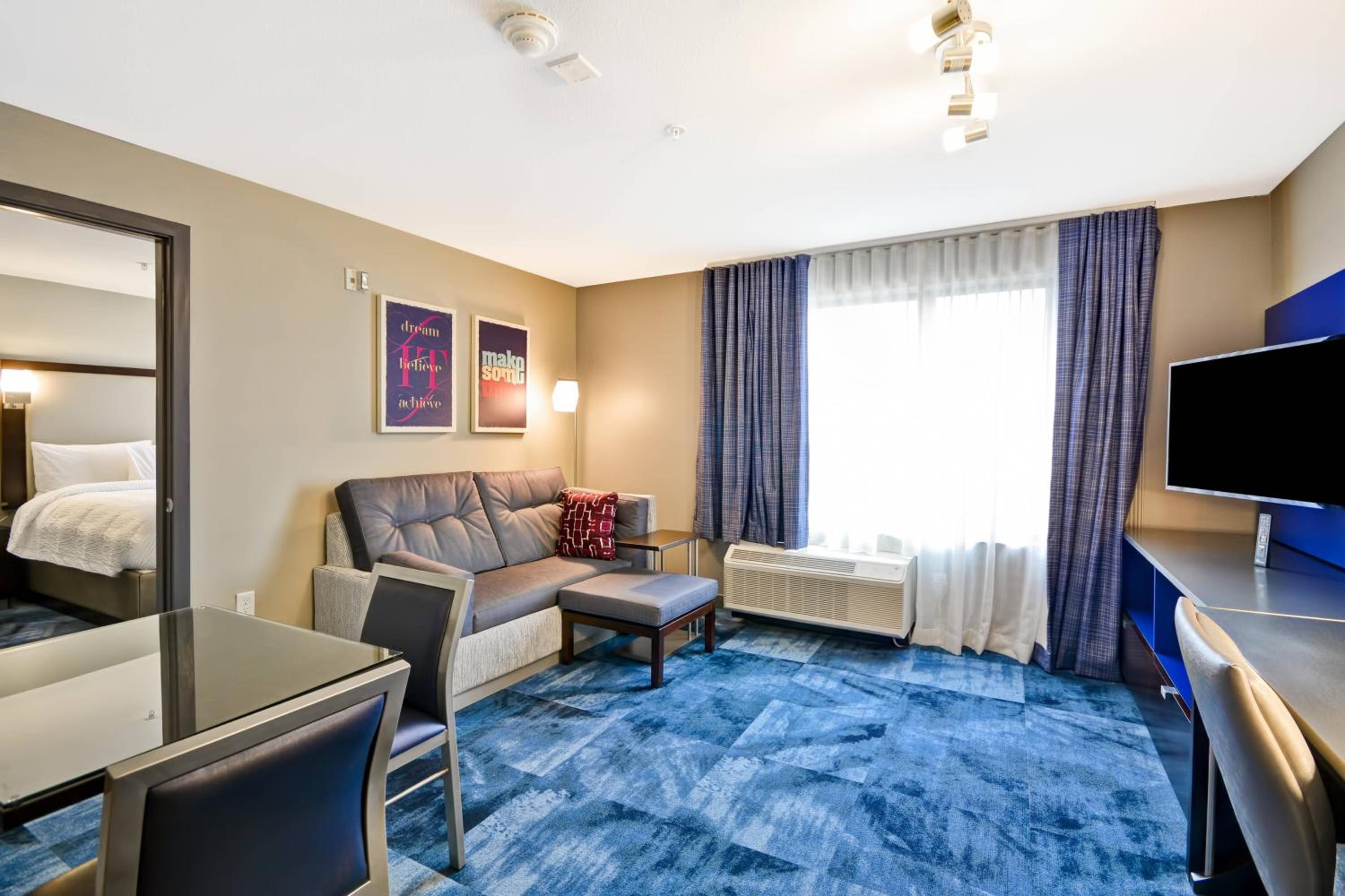 One-Bedroom Queen Suite with Sofa Bed and Adapted Tub - Mobility and Hearing Accessible