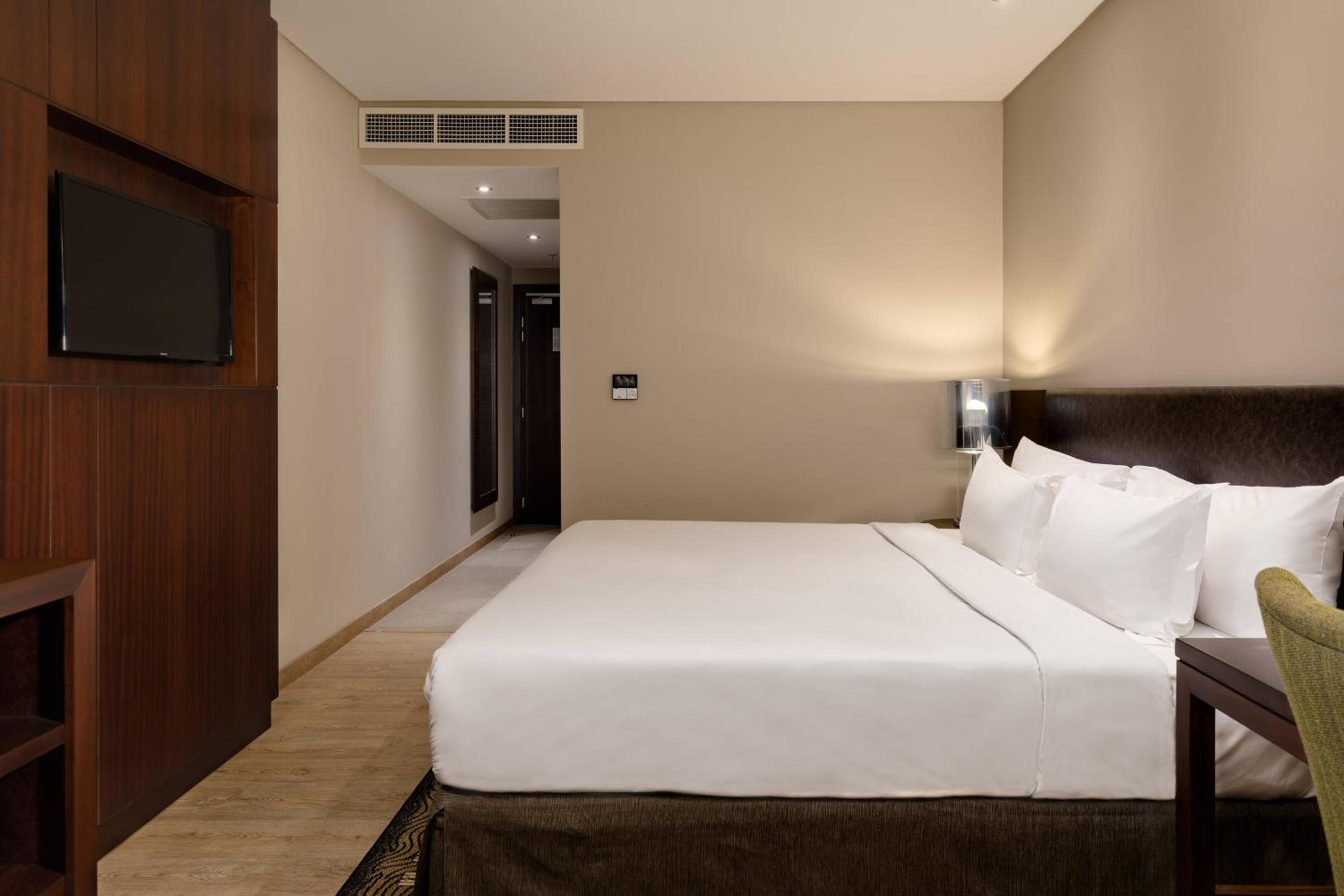 Guest room, 2 Twin/Single Bed(s), Pool view