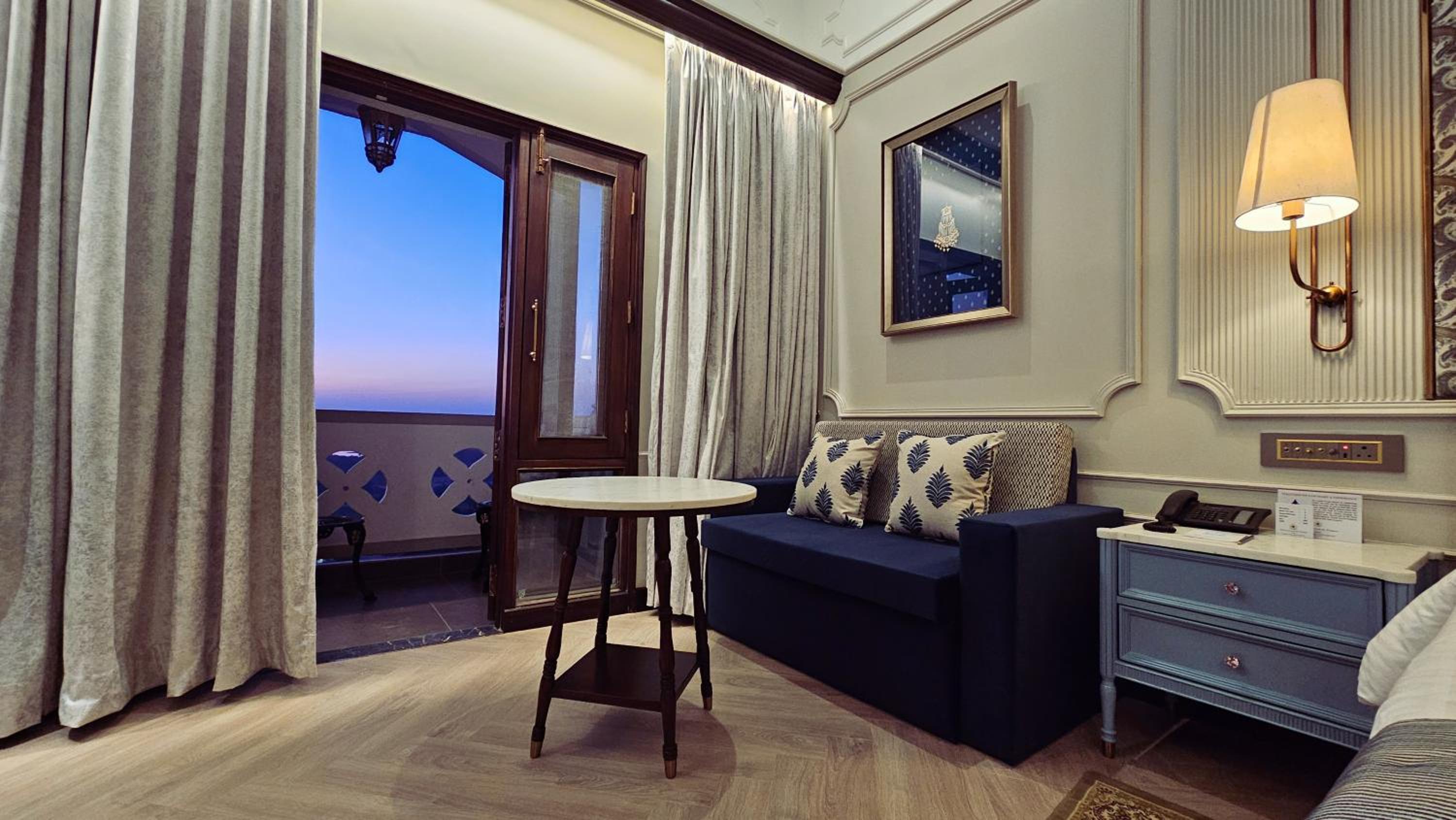 Royal Club Room photo 2