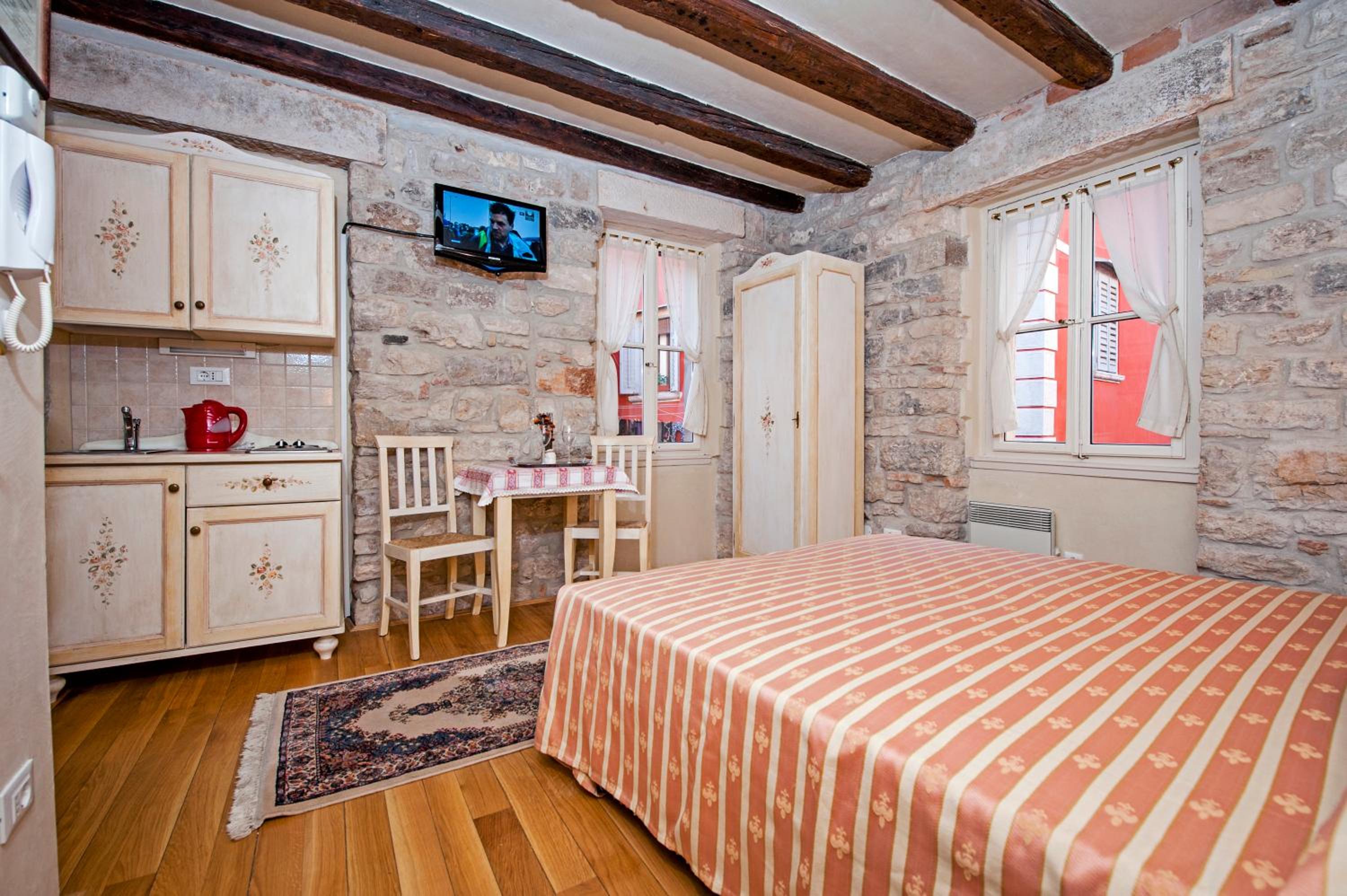 Comfort Double Room with Kitchenette - Photo 4