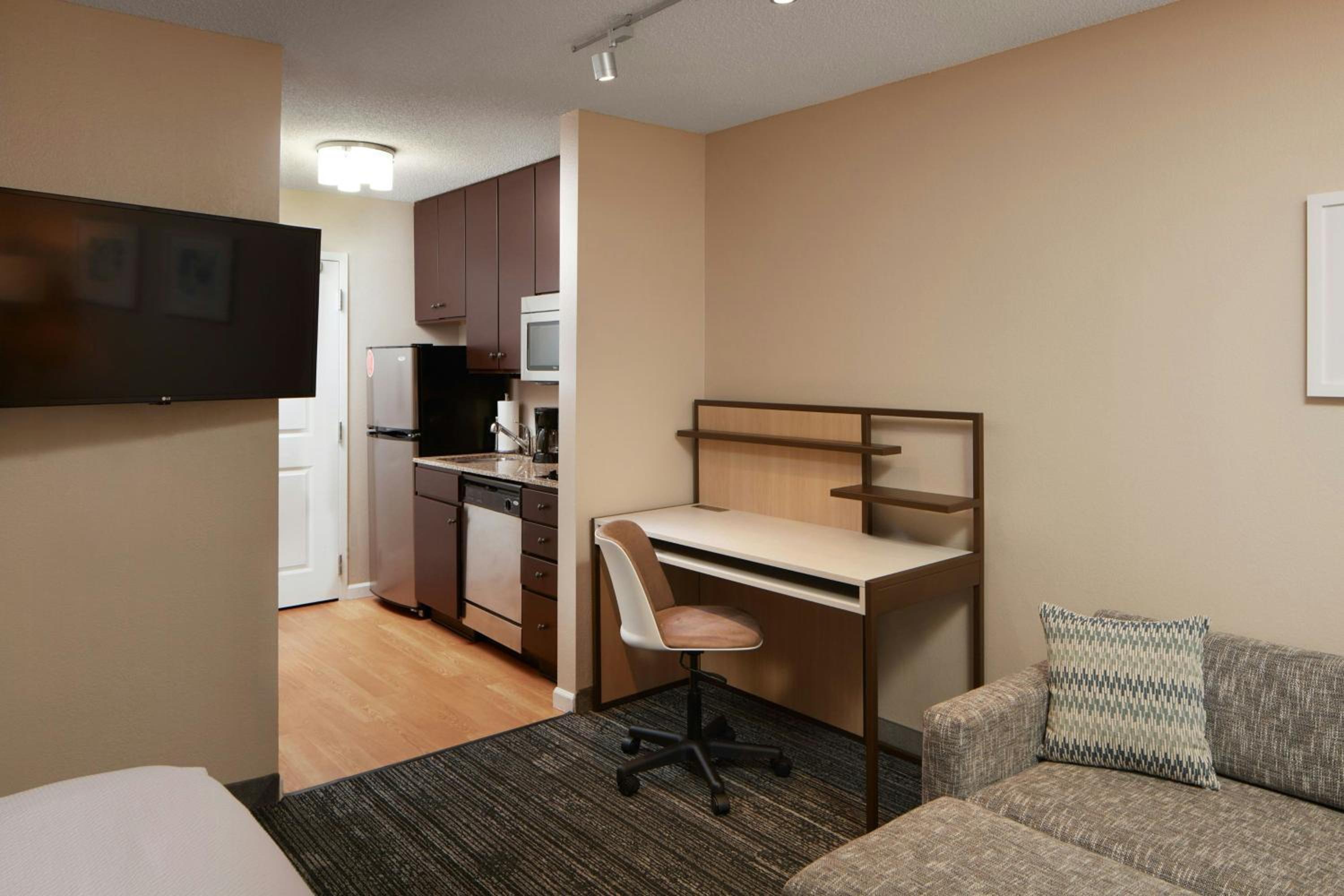 King Studio with Sofa Bed and Adapted Tub - Mobility and Hearing Accessible - Photo 3