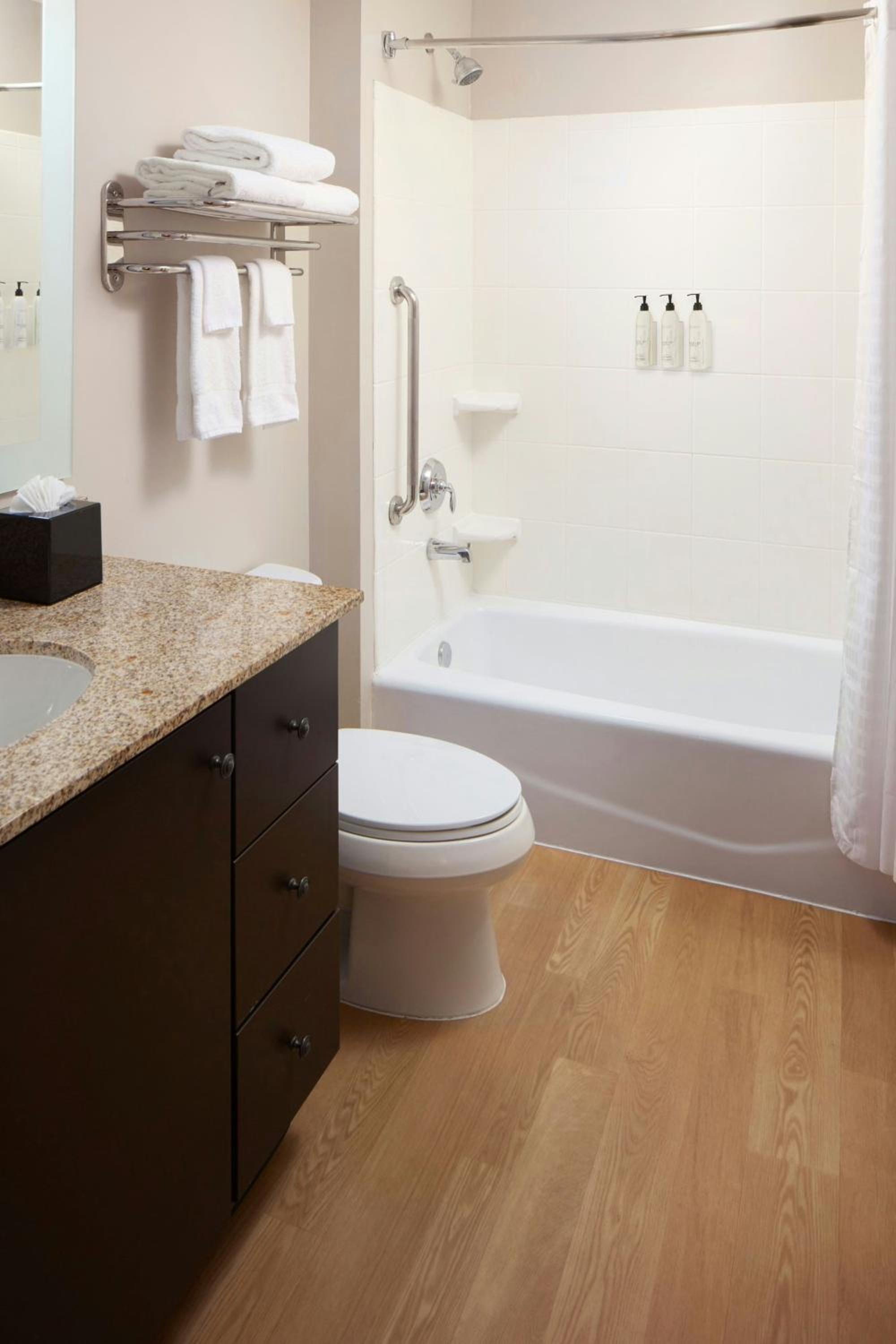 King Studio with Sofa Bed and Adapted Tub - Mobility and Hearing Accessible - Photo 4