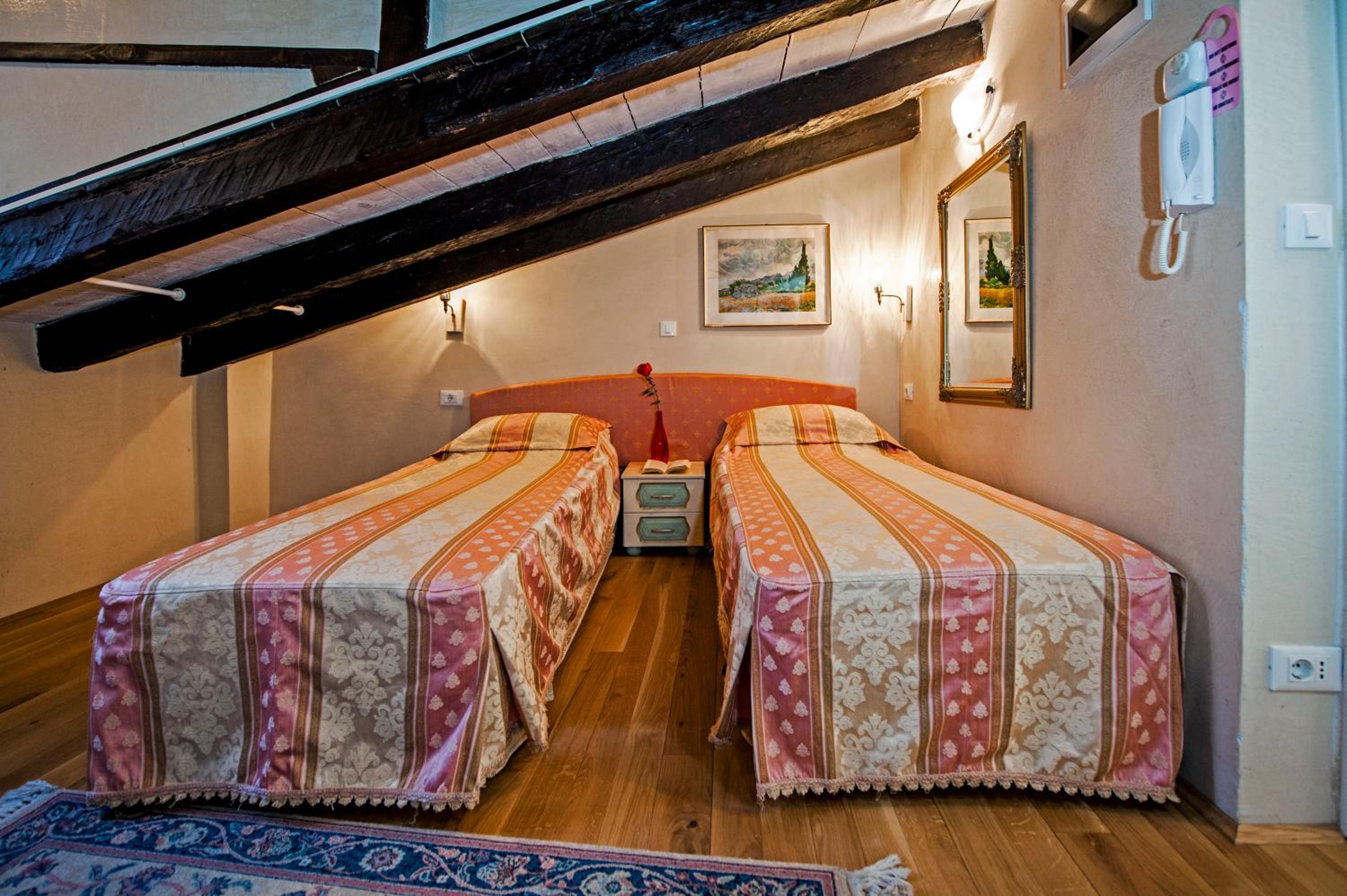 Attic Double Room with Kitchenette - Photo 1