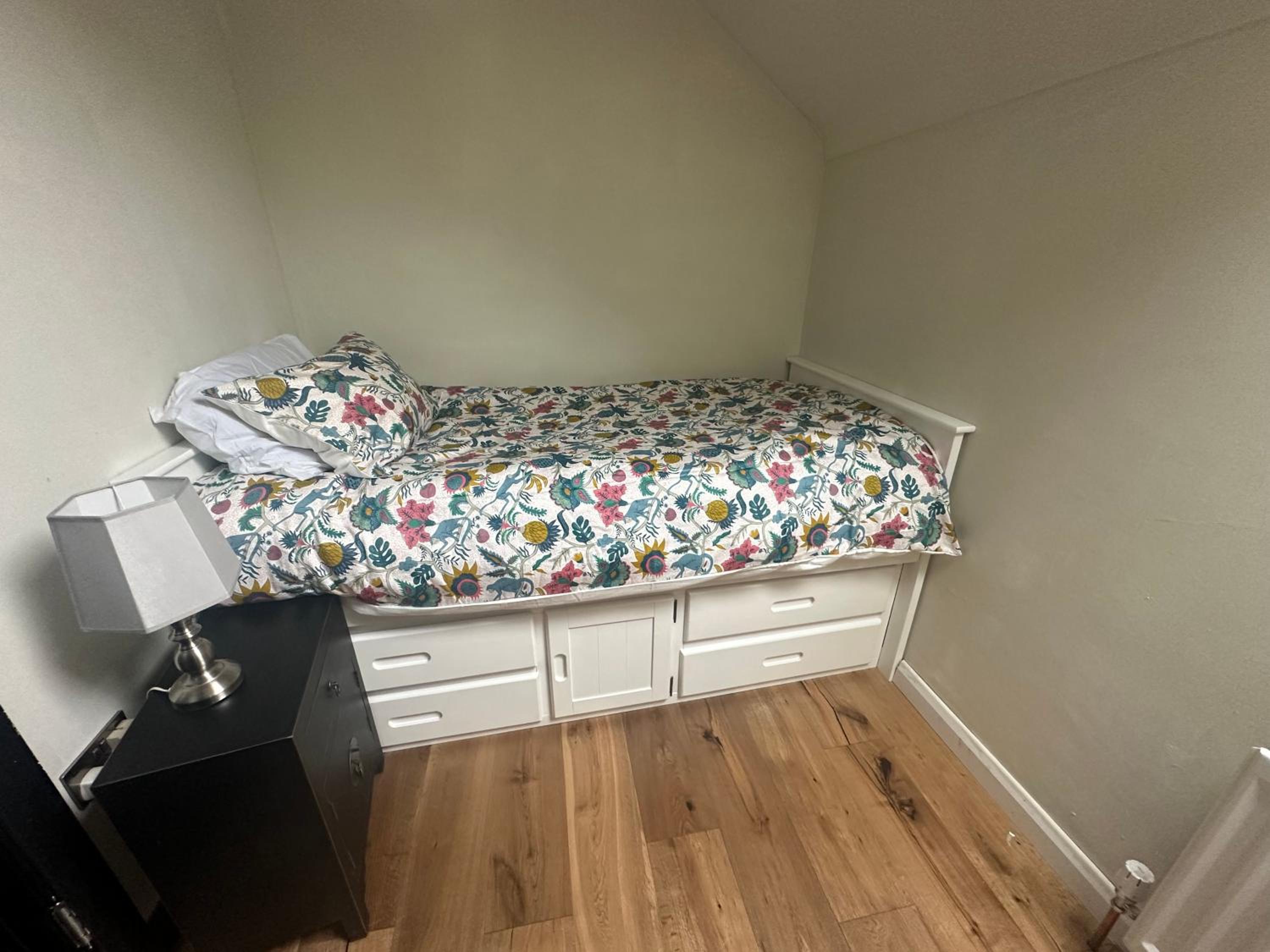 Single Room with Private Bathroom photo 2