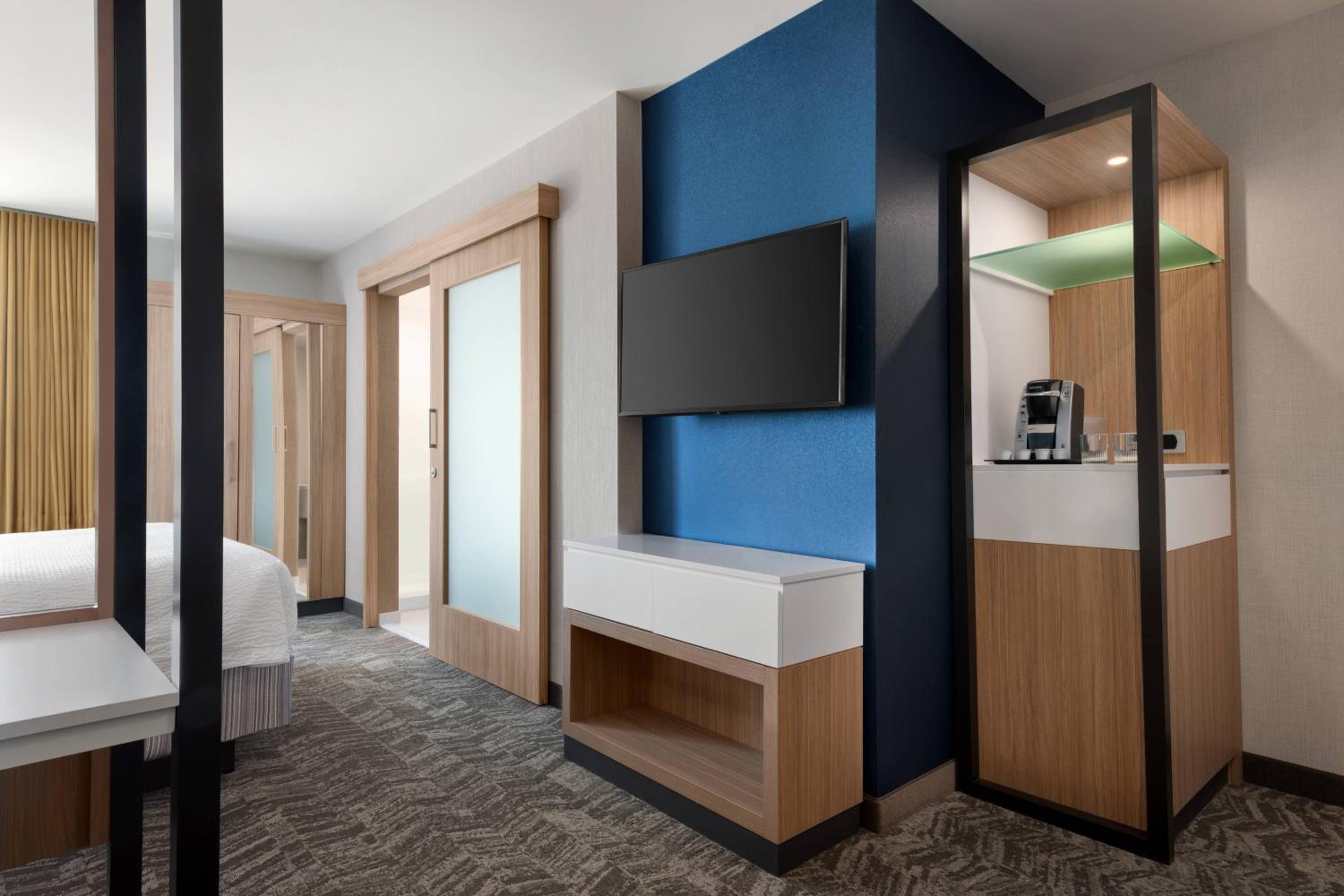 King Suite with Sofa Bed and City View - Hearing Accessible photo 3