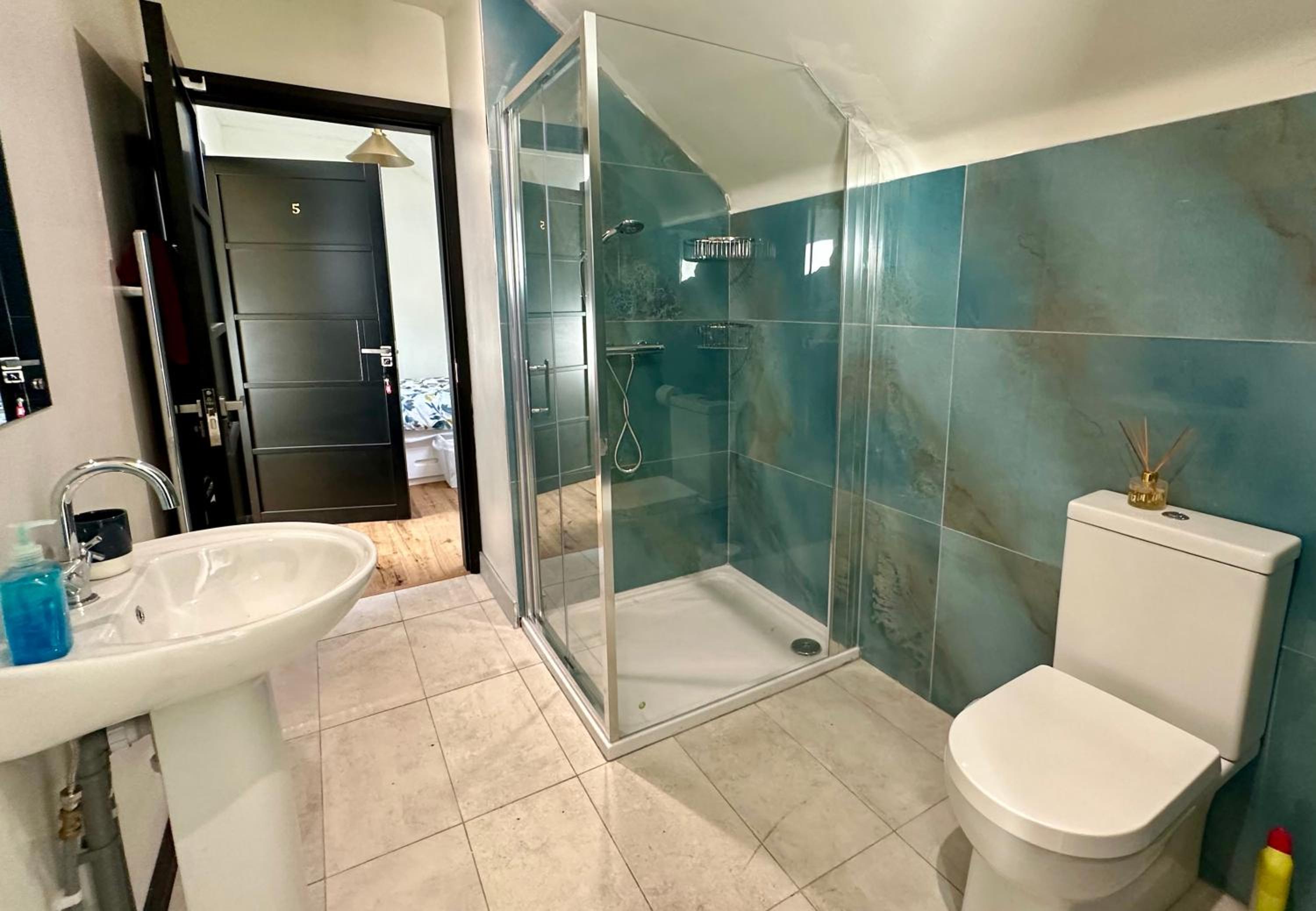 Twin Room with Private Bathroom photo 3