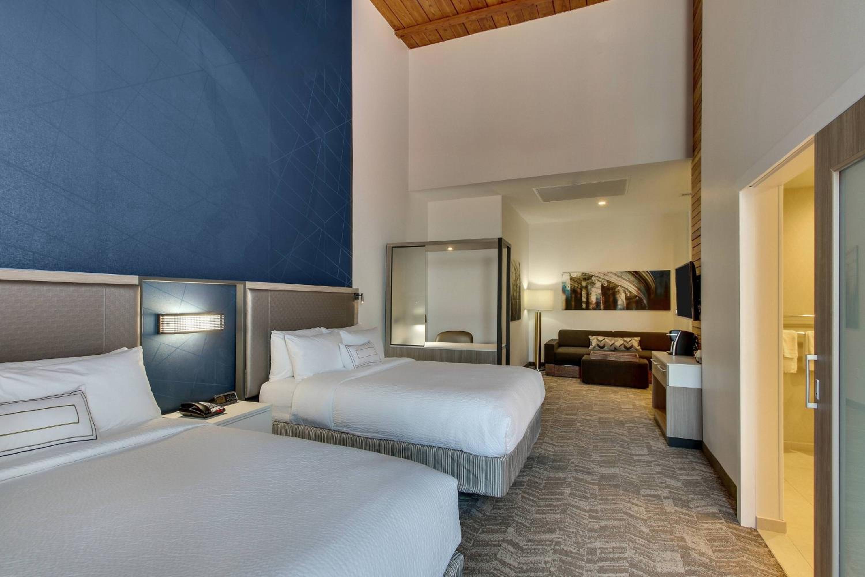 Queen Suite with Two Queen Beds and Sofa Bed - Photo 2