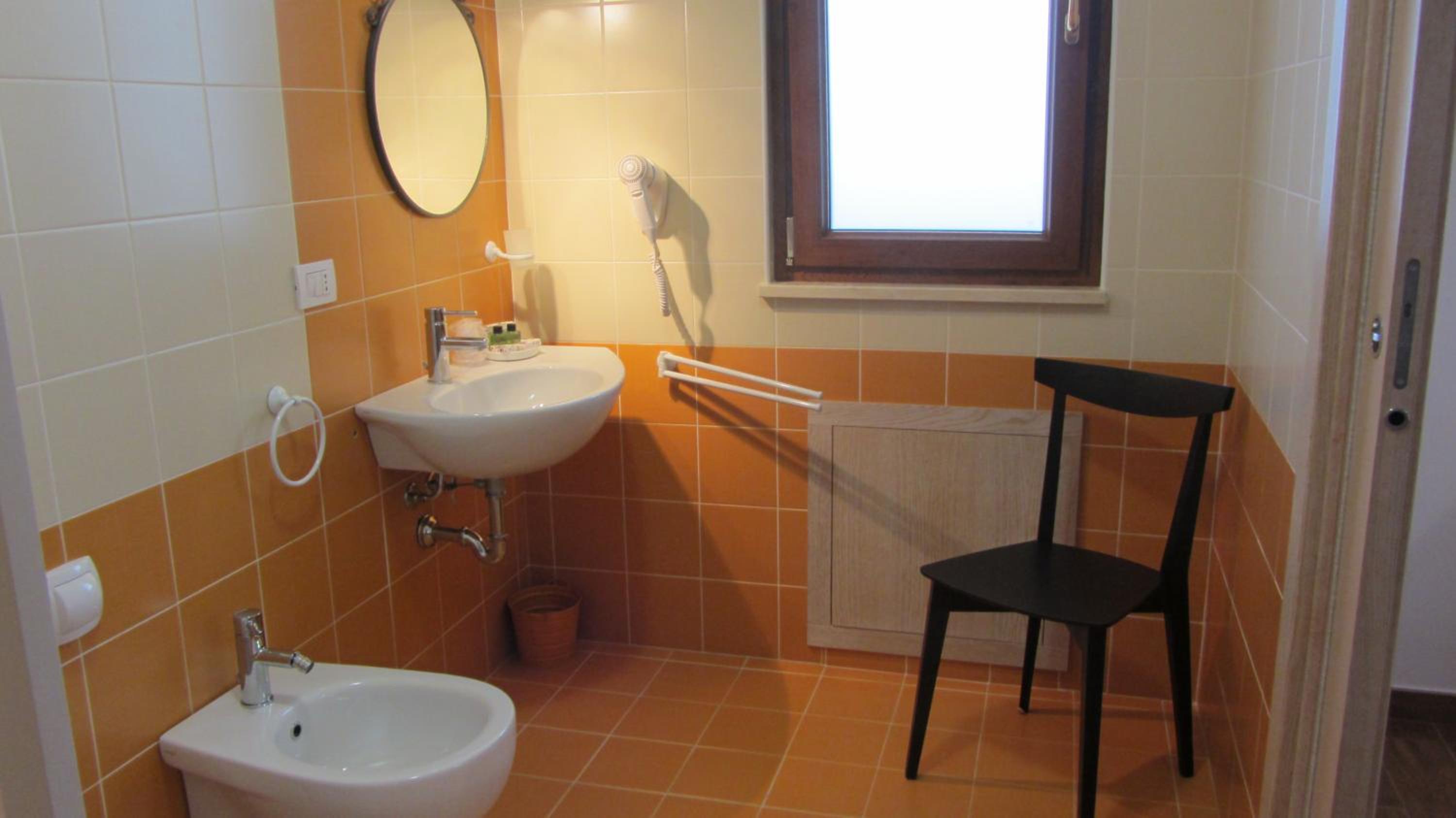 Twin Room with Private Bathroom - Photo 3