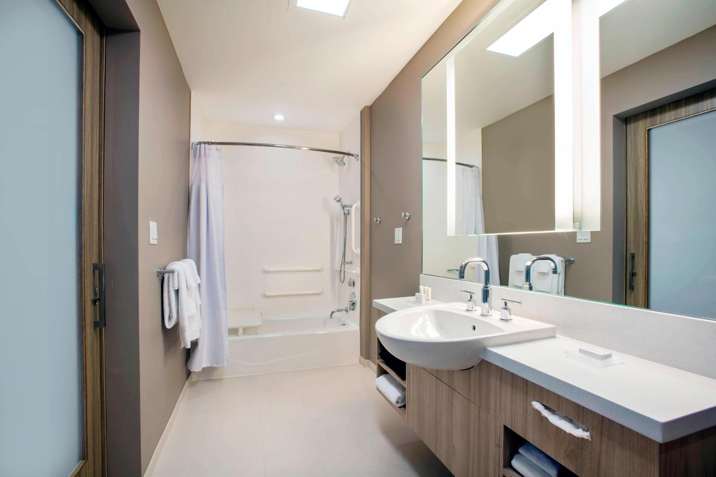 Queen Suite with Tub - Mobility Accessible photo 3