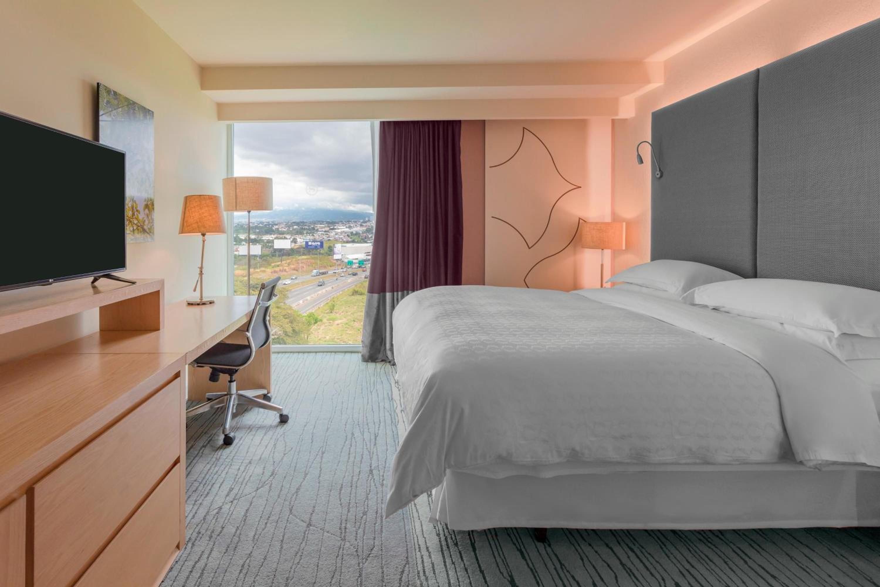 King Room with Panoramic View - Club Access/High Floor