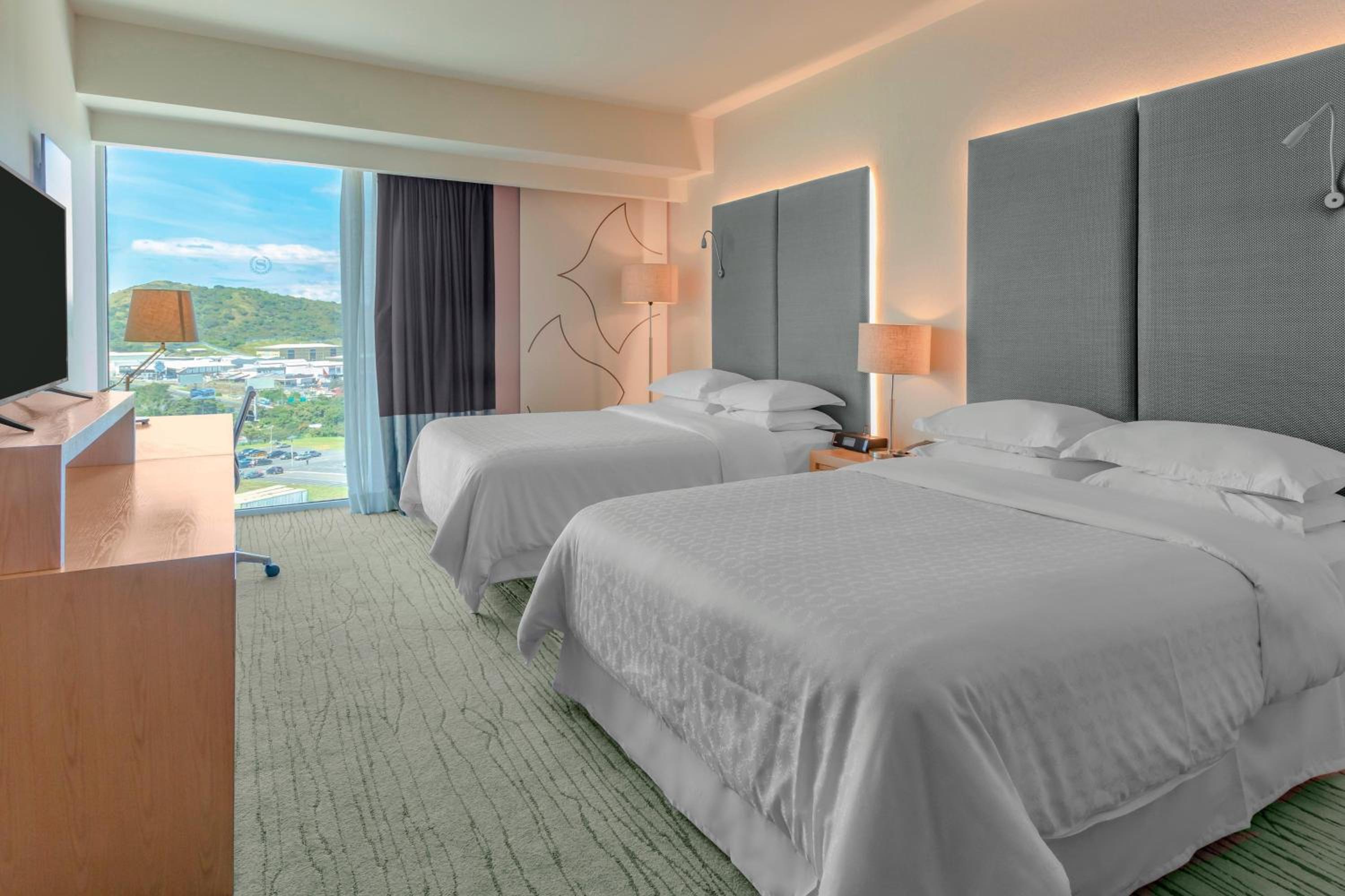 Queen Room with Two Queen Beds and Panoramic View - Club Access/High Floor
