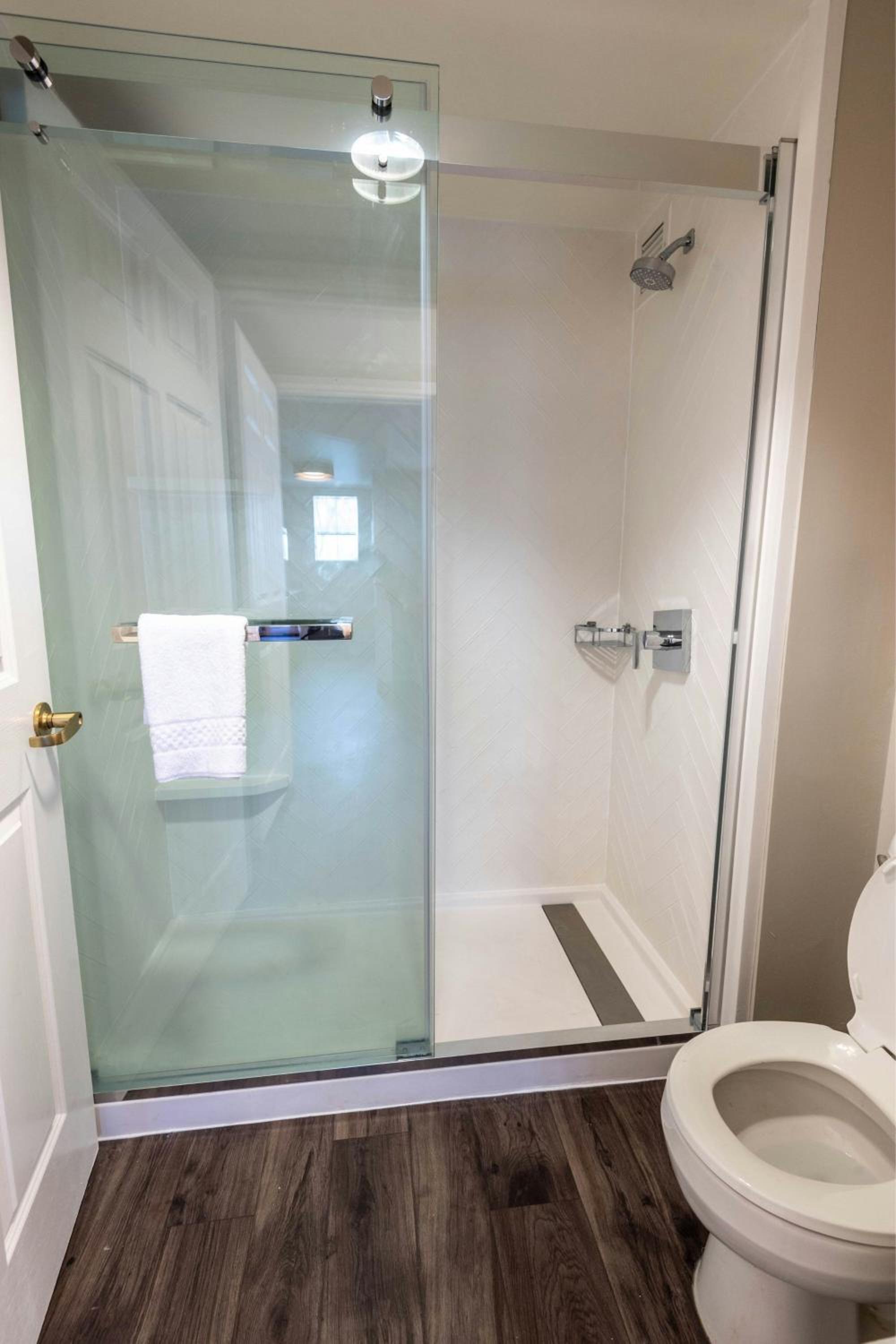 Newly Renovated Studio Queen Room with Sofa Bed - Hearing Accessible
