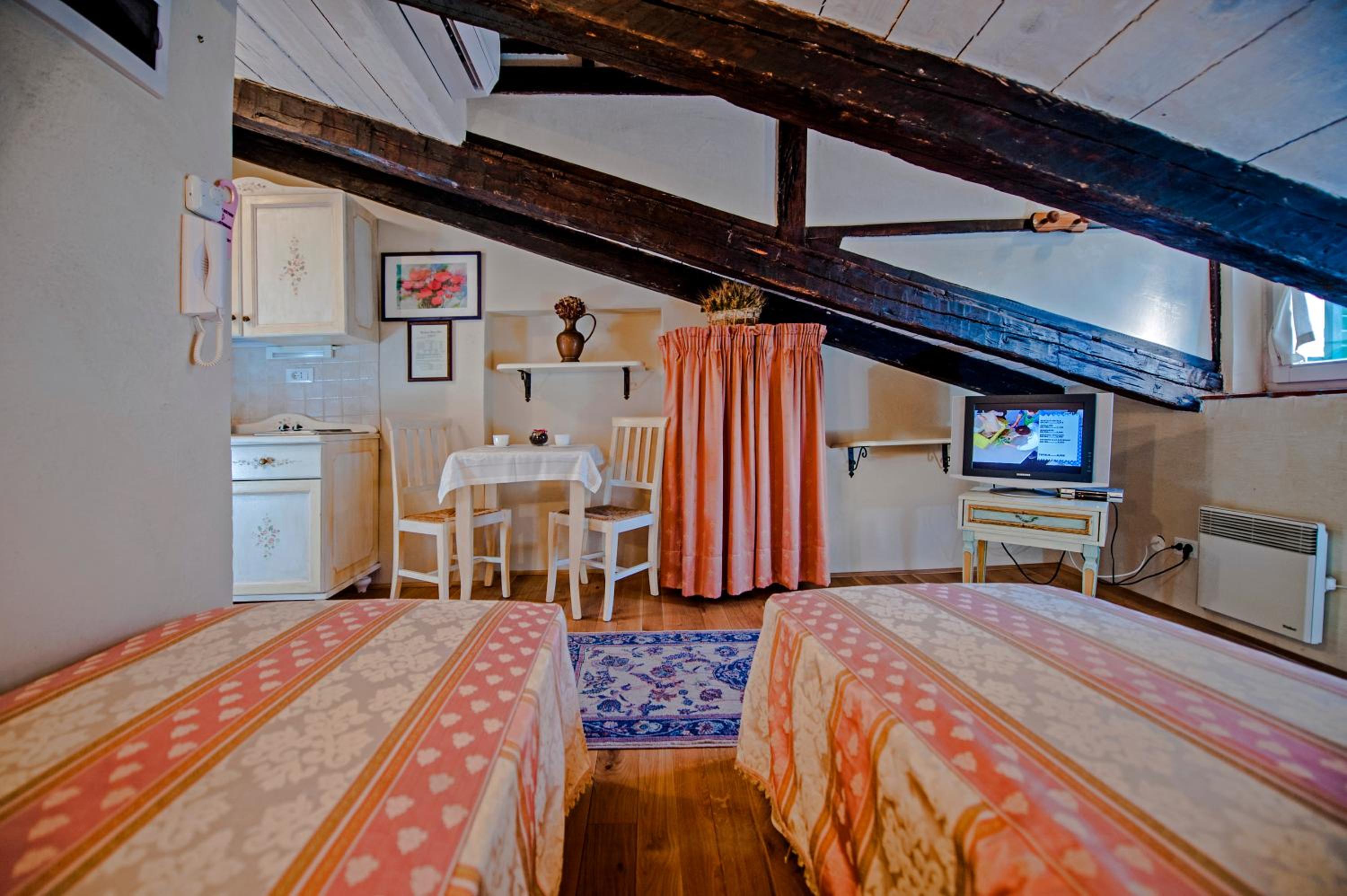 Attic Double Room with Kitchenette - Photo 3