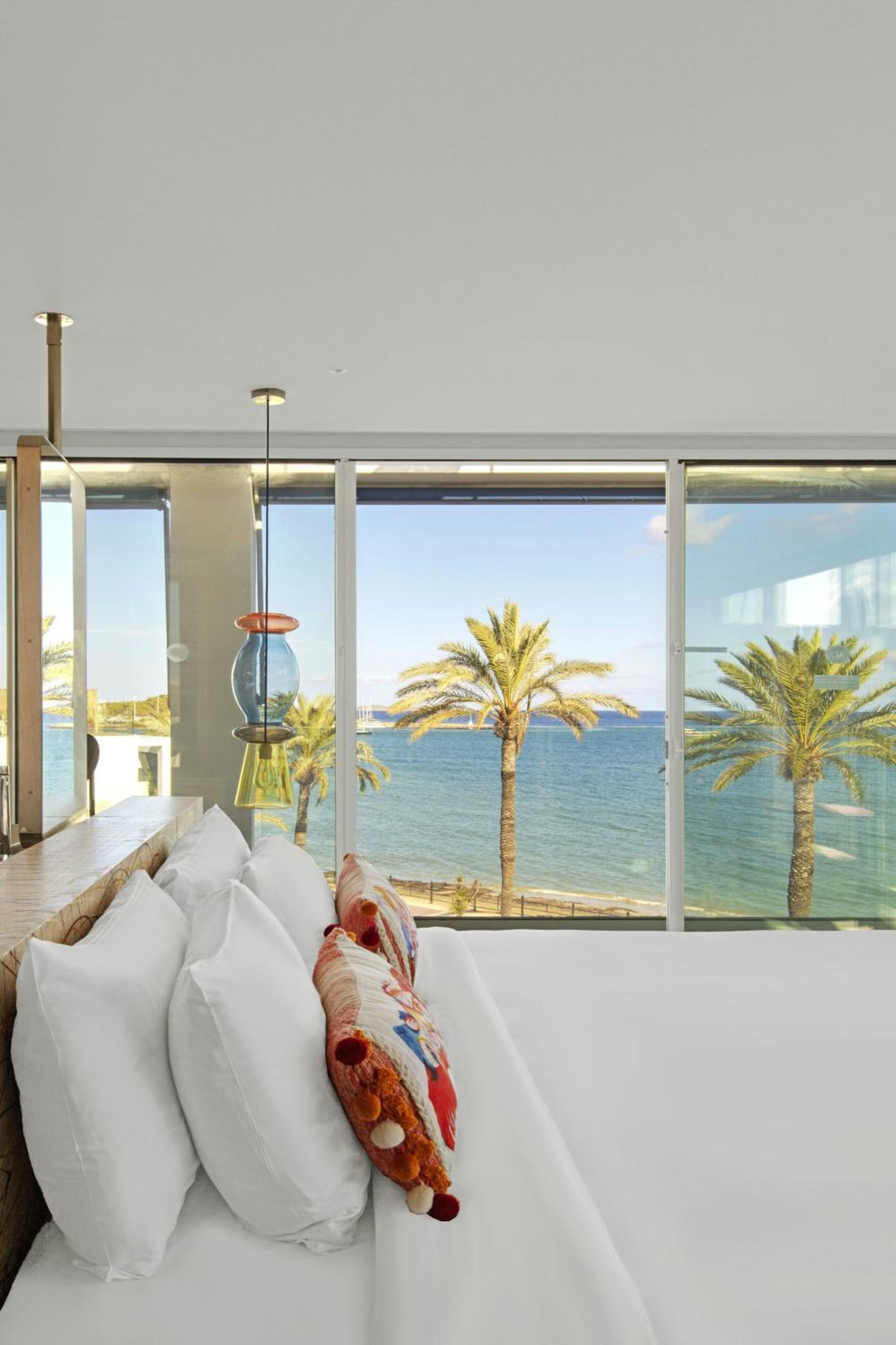 Premier Corner King Suite with Terrace thumbnail 5