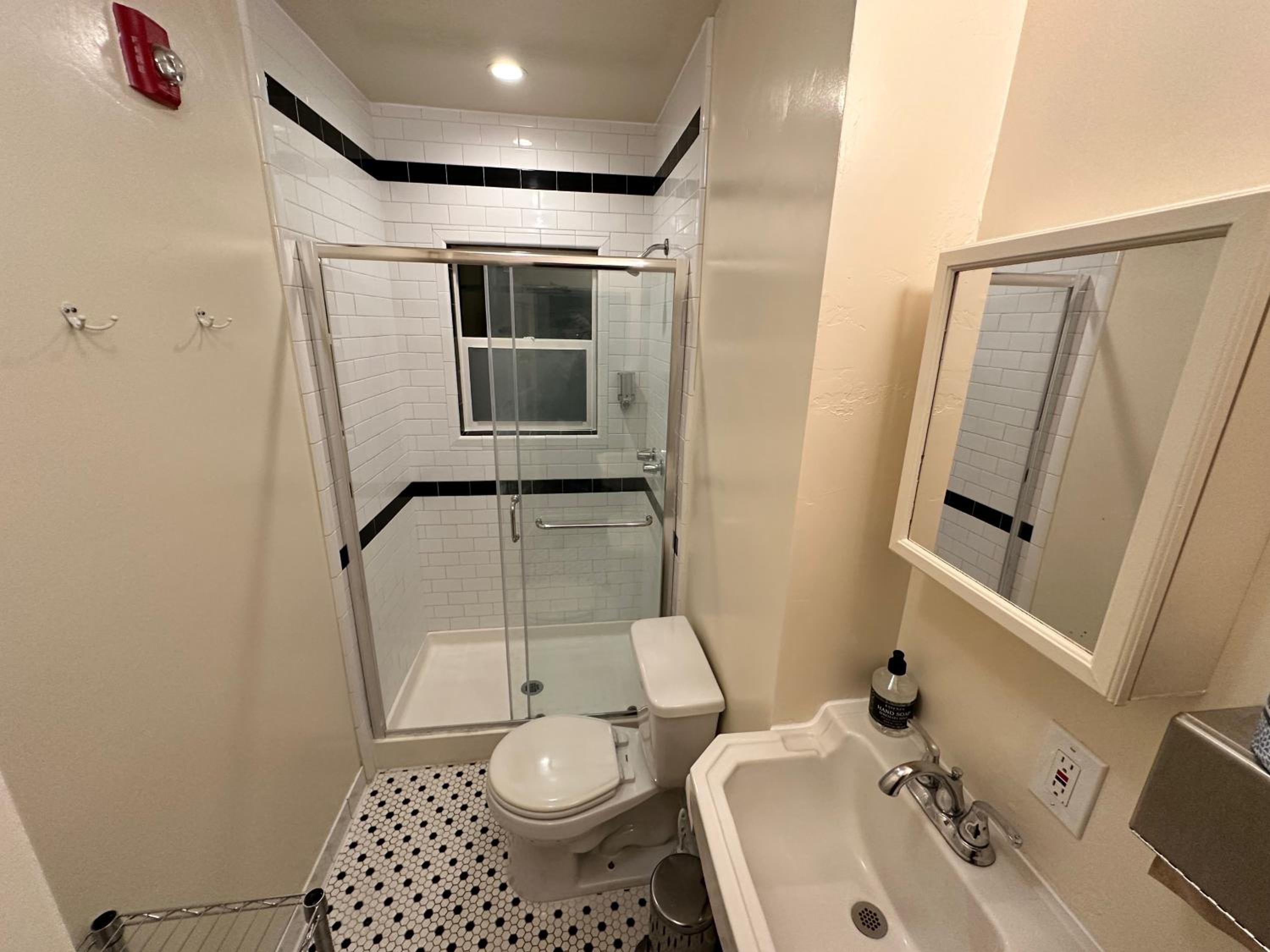 Double Room with Shared Bathroom photo 3