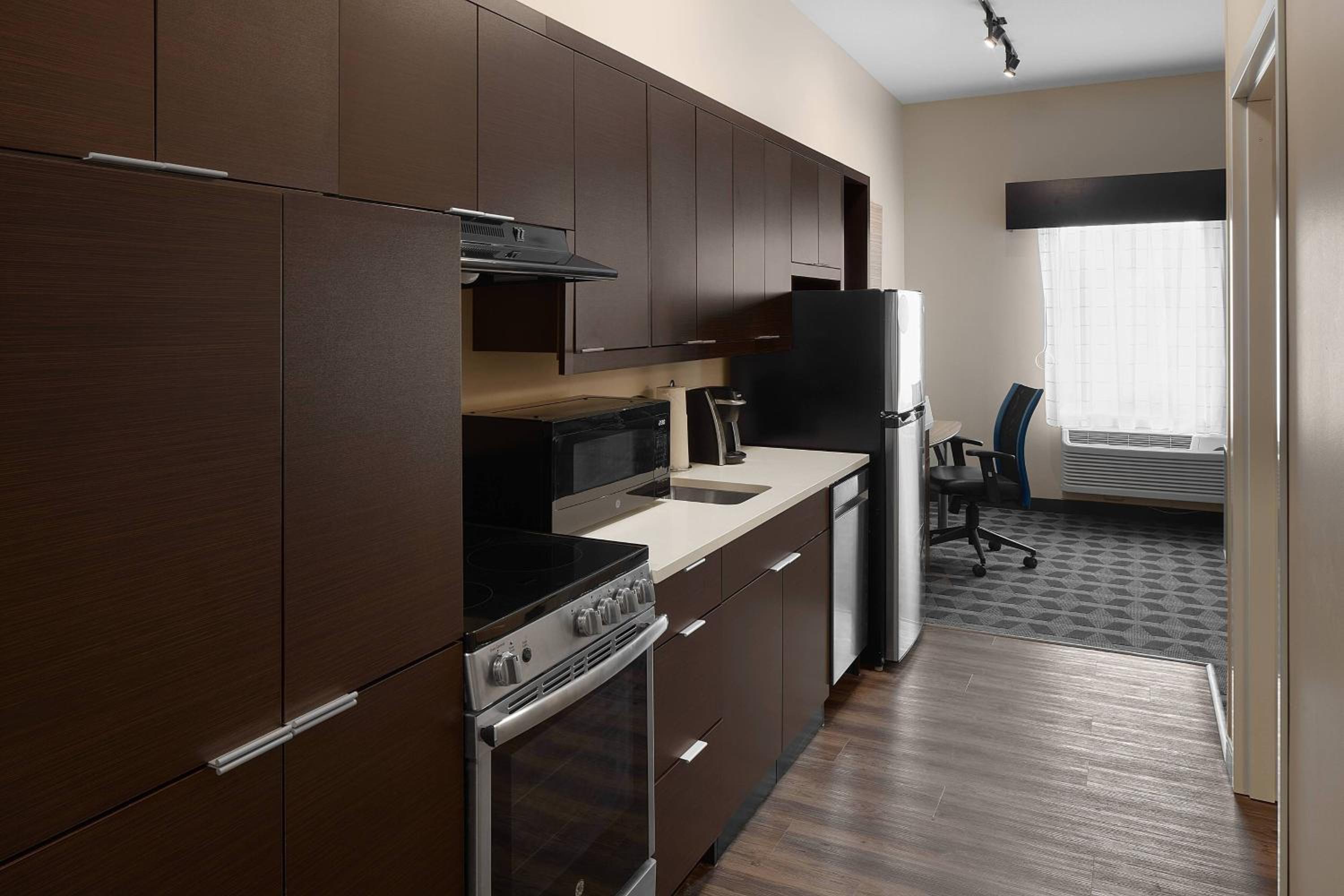 One-Bedroom Queen Suite with Sofa Bed - Hearing Accessible photo 3