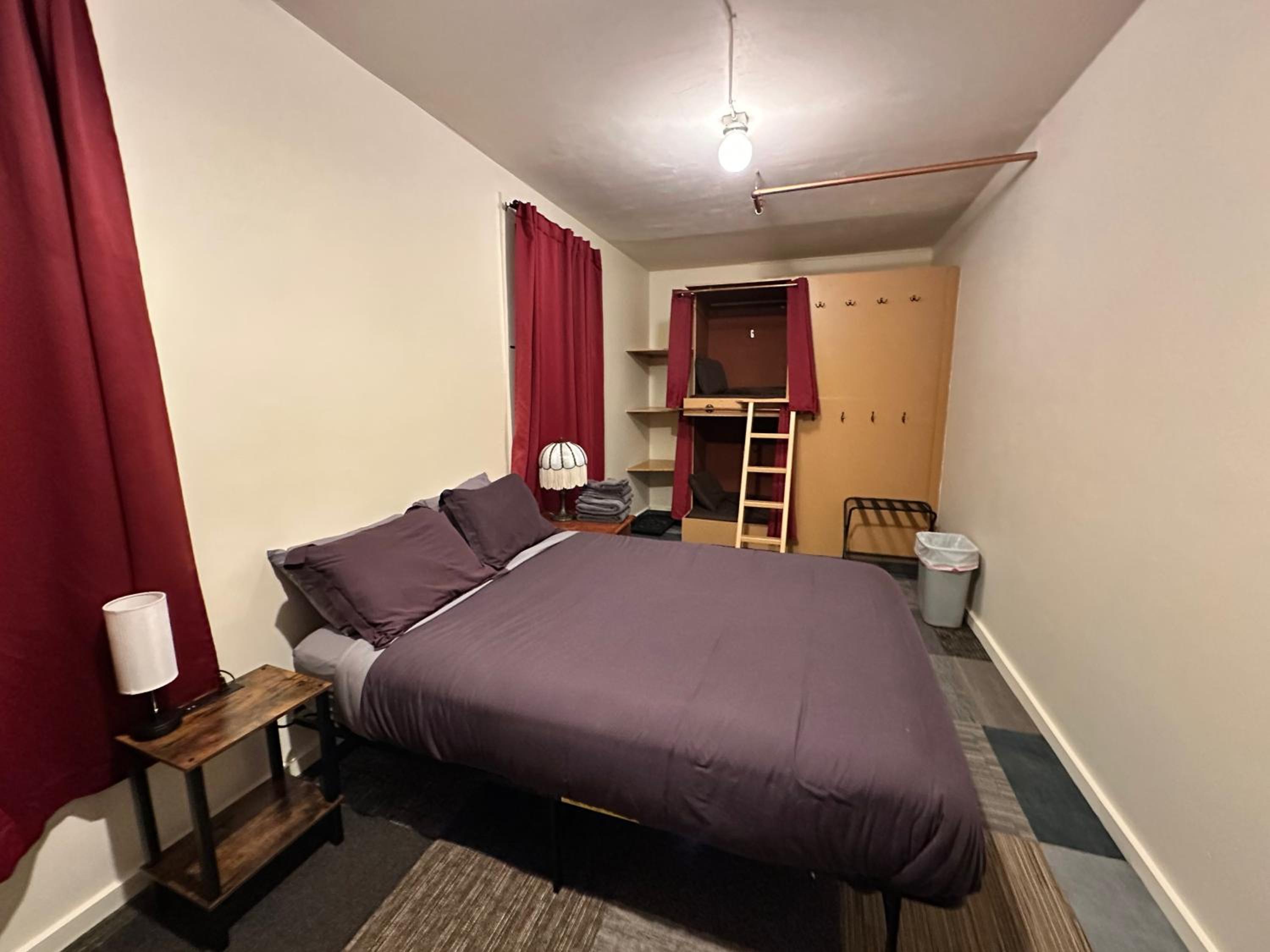 Family Room with Shared Bathroom photo 3