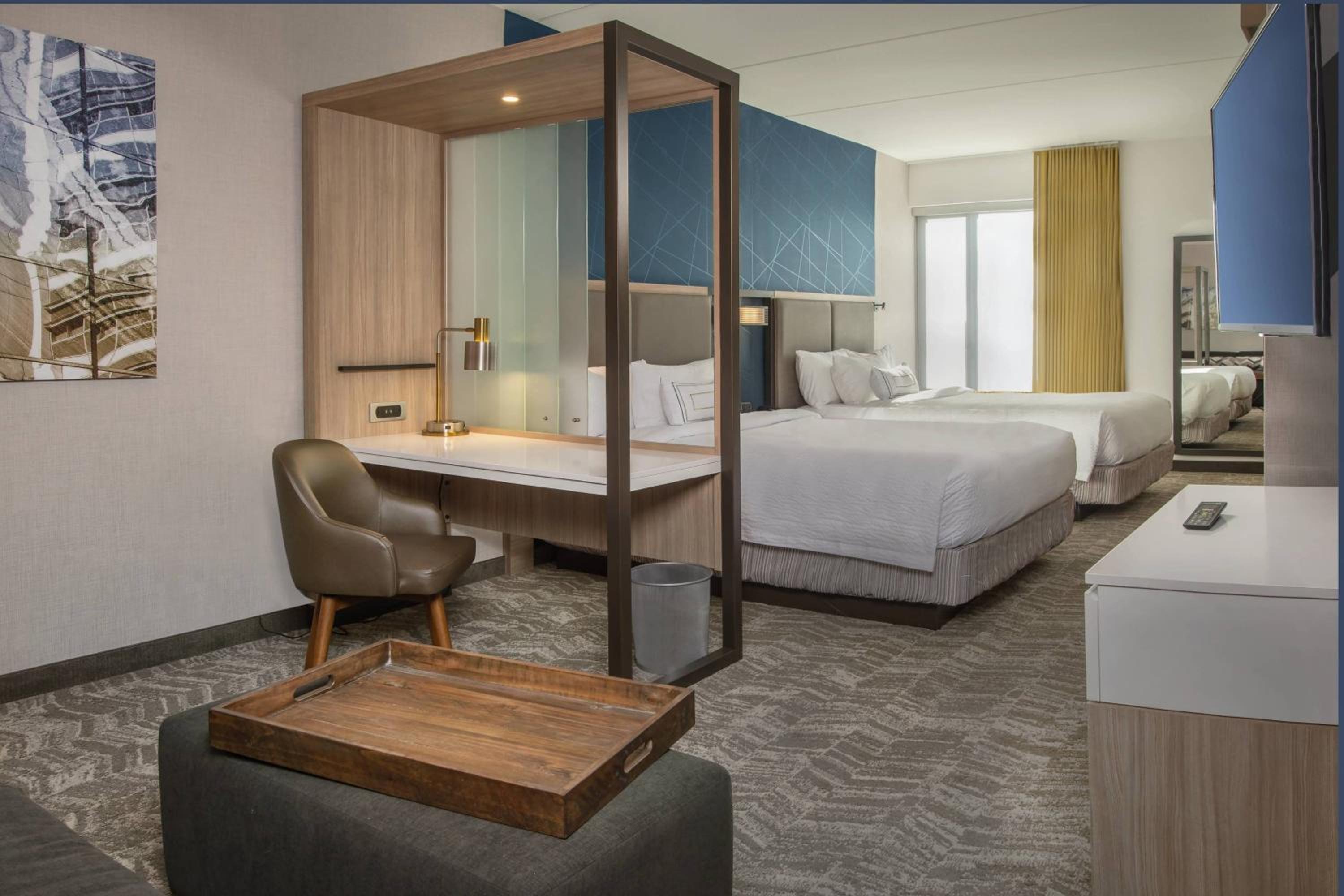 Queen Suite with Sofa Bed and Adapted Tub - Mobility Accessible