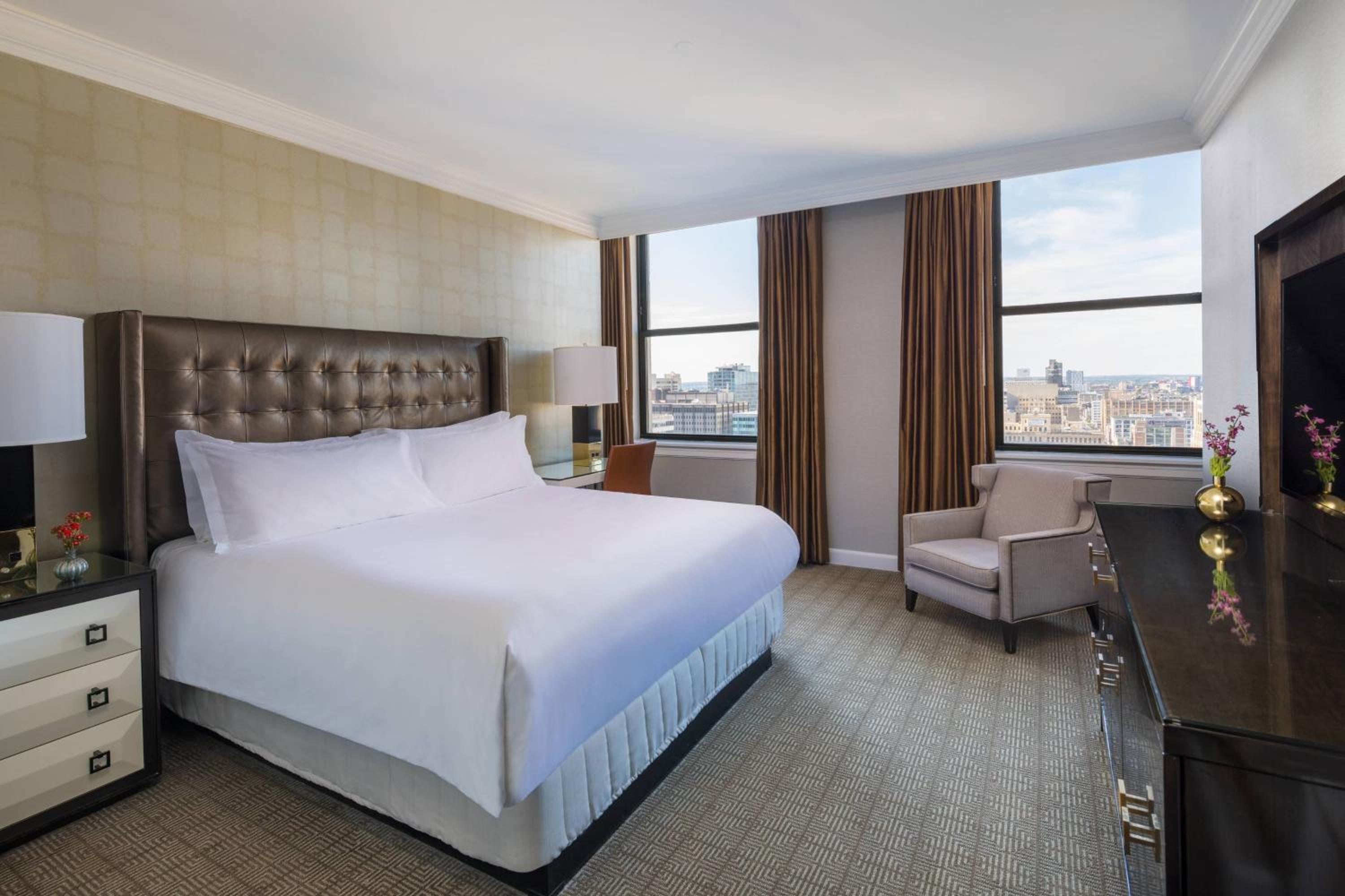 Standard King Room with Roll-in Shower - Mobility and Hearing Accessible - Photo 1