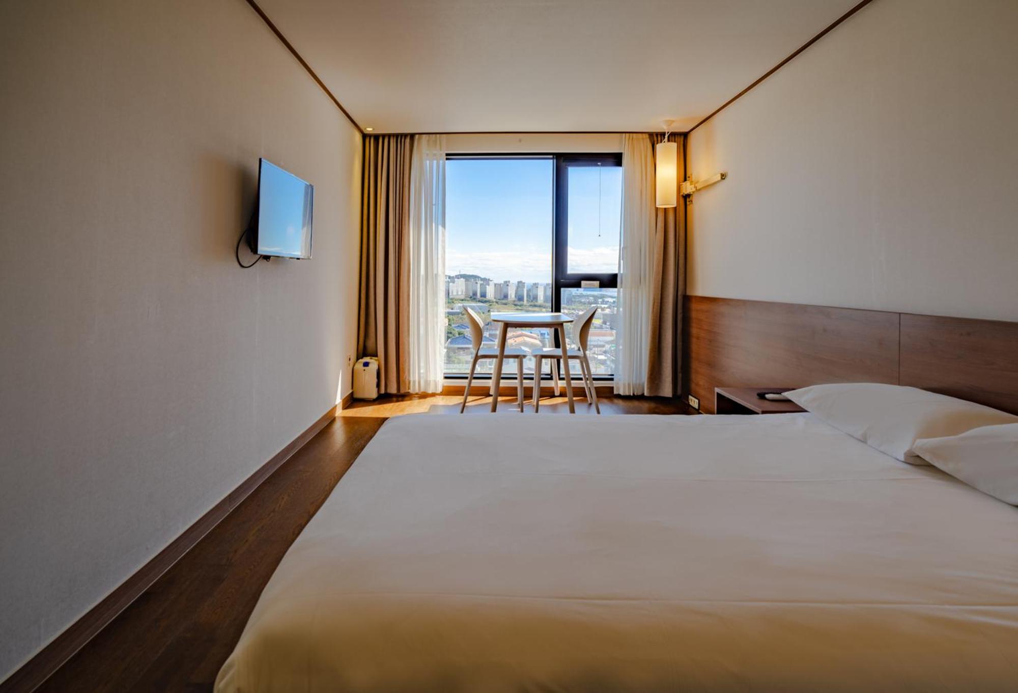 Deluxe Double Room - Photo 11